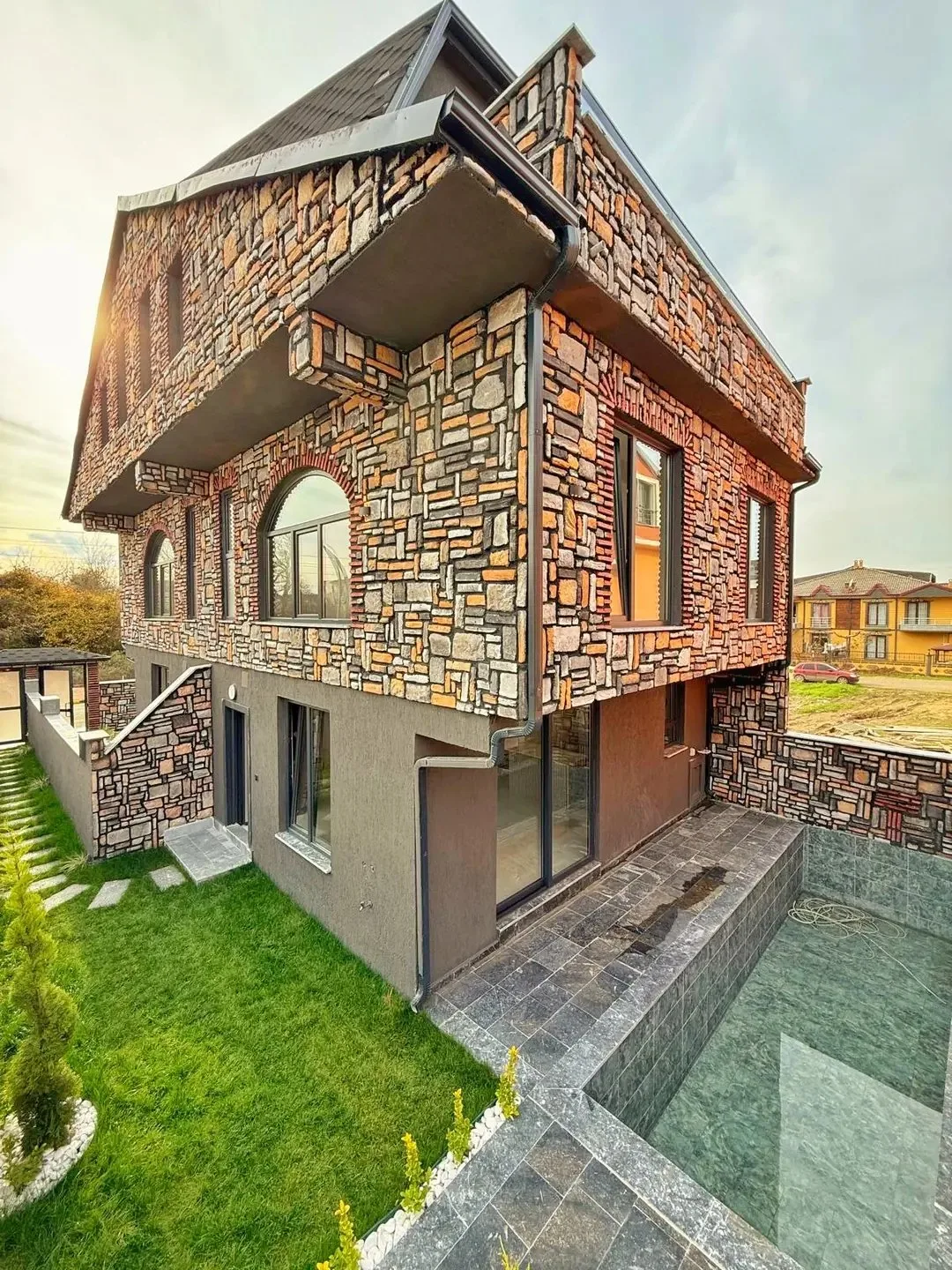 ARKA CEPHE, HAVUZLU, LÜKS DİZAYN, EBEVEYN BANYO, MERKEZ PLAJ 4+1 TRİPLEKS VİLLA! KOCAALİ YALI MH