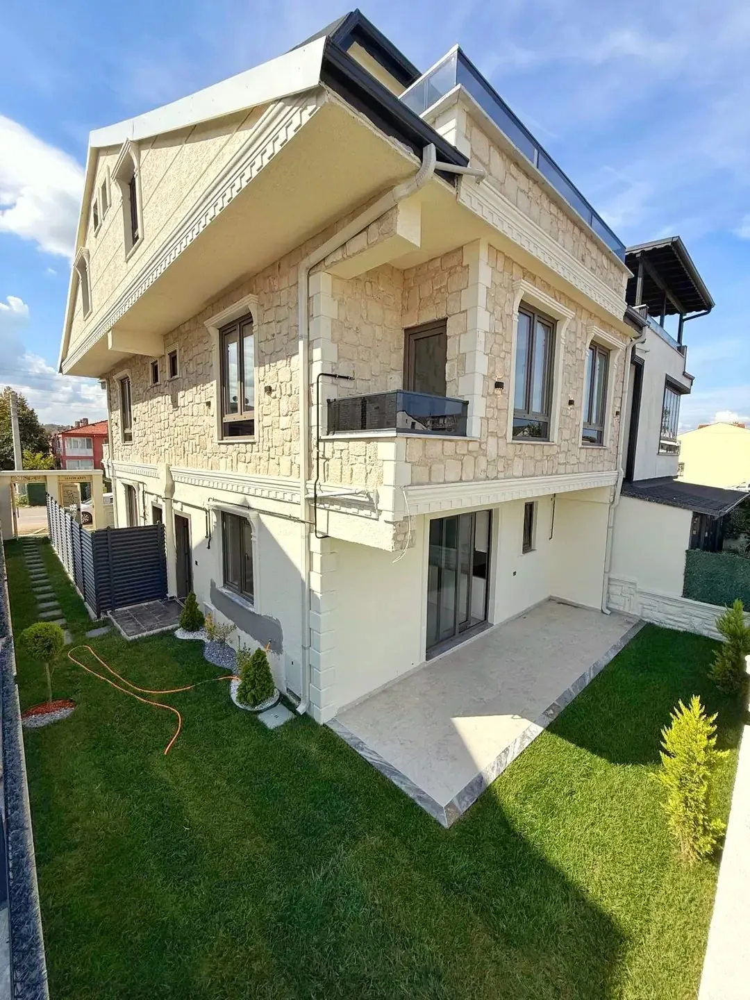 ARKA CEPHE, LÜKS DİZAYN, ÖN-ARKA CEPHE SEÇENEKLİ, GRANİT ZEMİN, YERDEN ISITMA 4+1 TRİPLEKS VİLLA! KOCAALİ ALANDERE MH