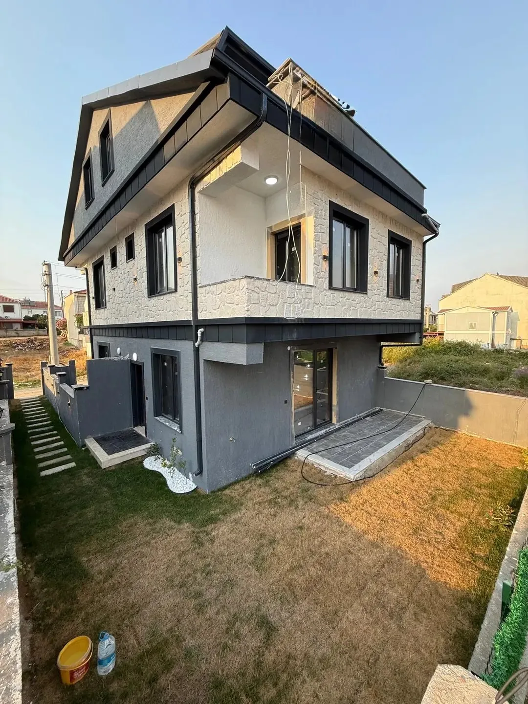 ARKA CEPHE, MÜSTAKİL GİRİŞ-BAHÇE, EBEVEYN BANYO 3+1 TRİPLEKS VİLLA! KOCAALİ ALANDERE MH