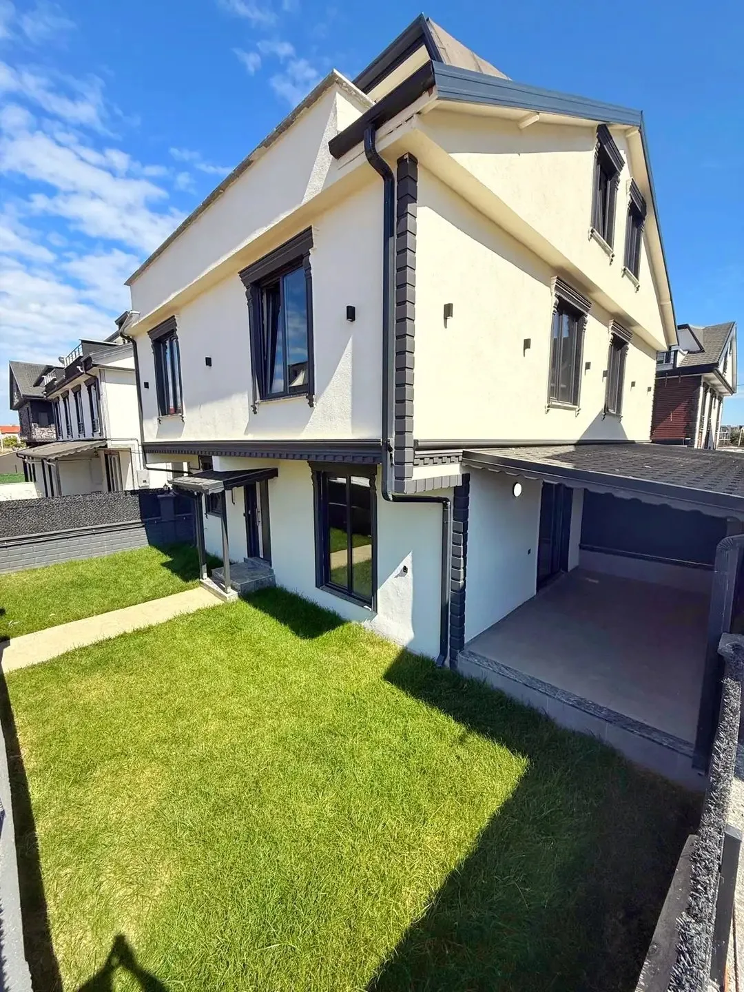 AYRI MUTFAK, GENİŞ BAHÇE, LÜKS DİZAYN, MERKEZ PLAJ, EBEVEYN BANYOLU 3+1 TRİPLEKS VİLLA! KOCAALİ YAYLA MH