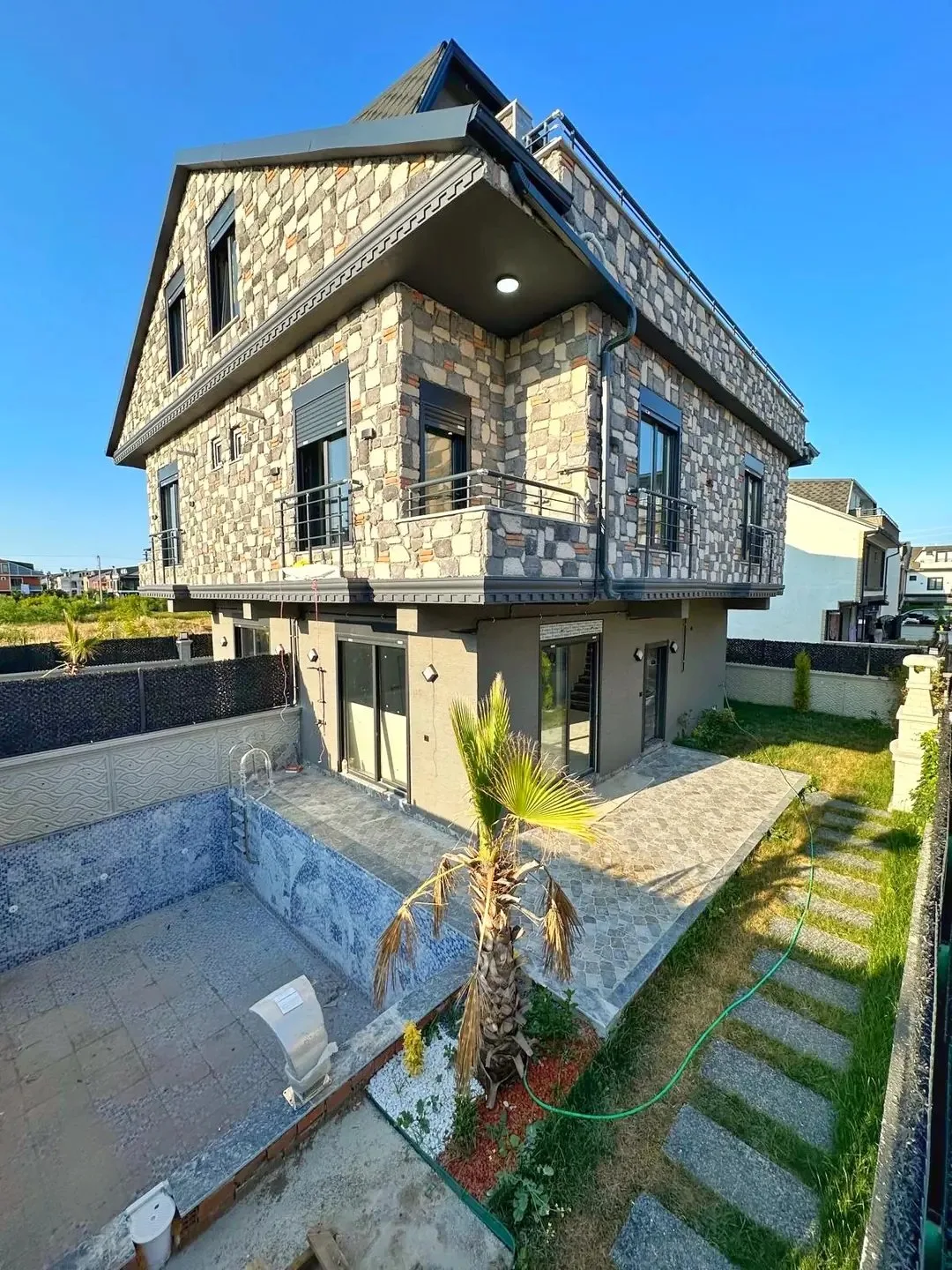 AYRIK NİZAM, 155m2 ARSA İÇİNDE, KOMPLE PANJURLU, HAVUZLU, ULTRA GENİŞ BAHÇE 4+1 TRİPLEKS VİLLA! KOCAALİ ALANDERE MH