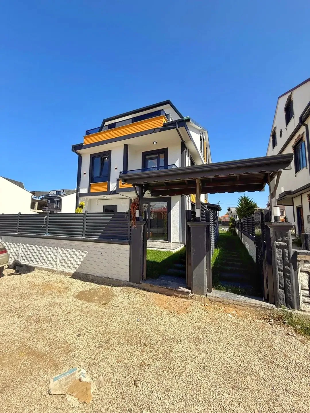 BAHÇE VE TERAS JAKUZİLİ, ÖN CEPHE, LÜKS DİZAYN, GENİŞ BAHÇE-BİNA KULLANIM ALANLI 3+1 TRİPLEKS VİLLA! KOCAALİ ALANDERE MH