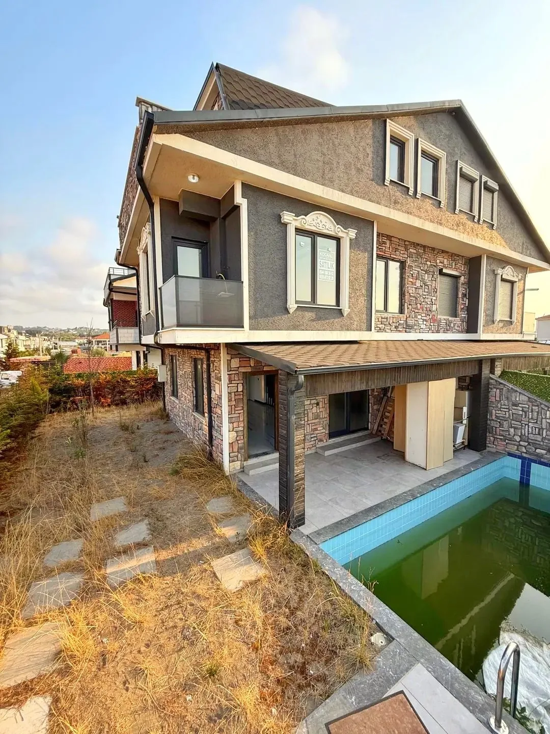 DENİZE SIFIR, 376M2 ARSA İÇİNDE, KÖŞE PARSEL 5+1 TRİPLEKS VİLLA! KOCAALİ ALANDERE MH