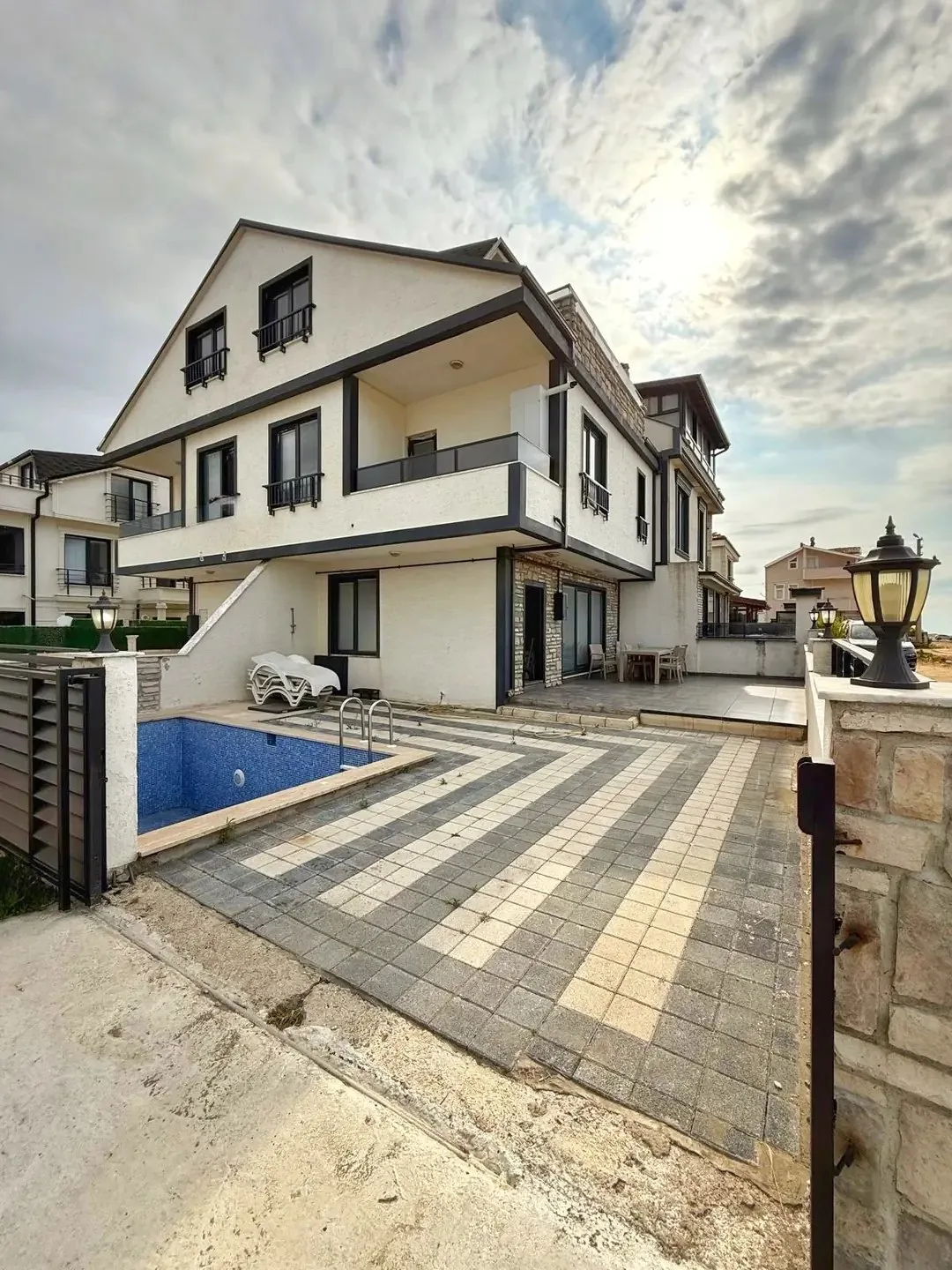 DENİZE SIFIR, KENDİNE GARAJLI, EBEVEYN BANYOLU, HAVUZLU, YERDEN ISITMA 3+1 TRİPLEKS VİLLA! KOCAALİ ALANDERE MH