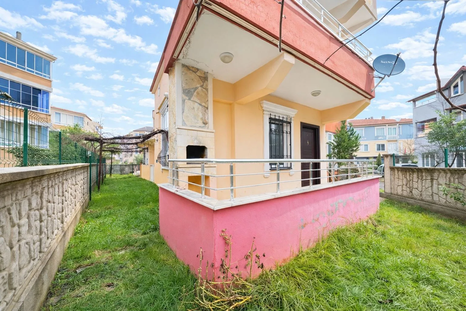 DENİZE VE PARKA ÇOK YAKIN KOMBİ PETEKLİ MÜSTAKİL GİRİŞLİ 2+1 DAİRE