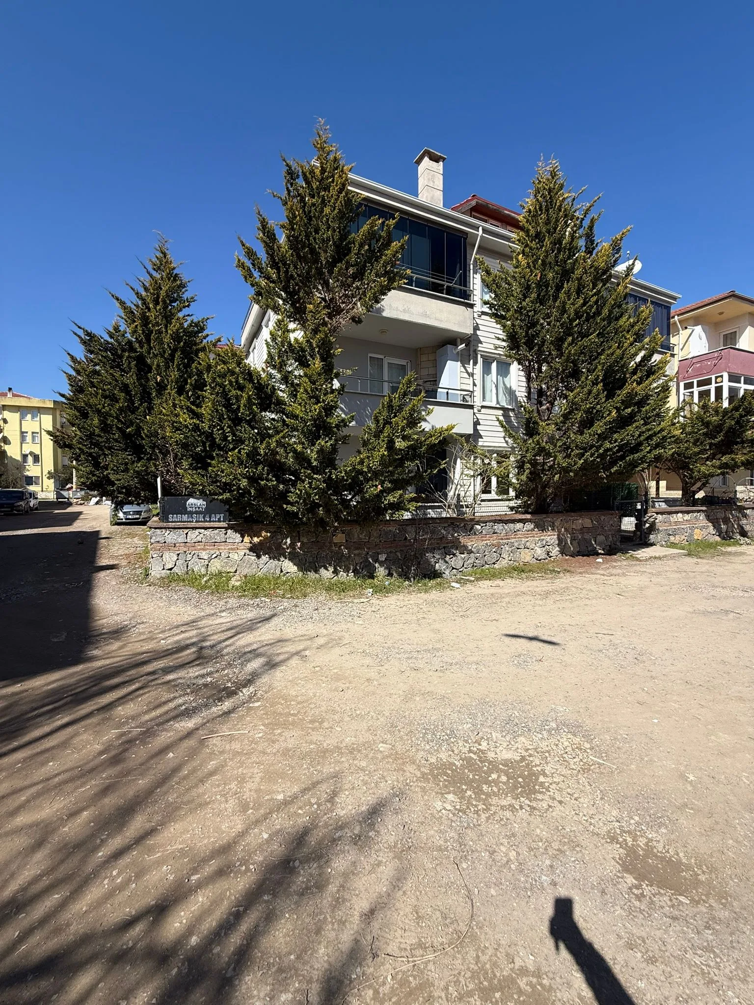 DENİZE YAKIN HASTANEYE YAKIN MÜSTAKİL BAHÇE KULLANIMLI  2+1