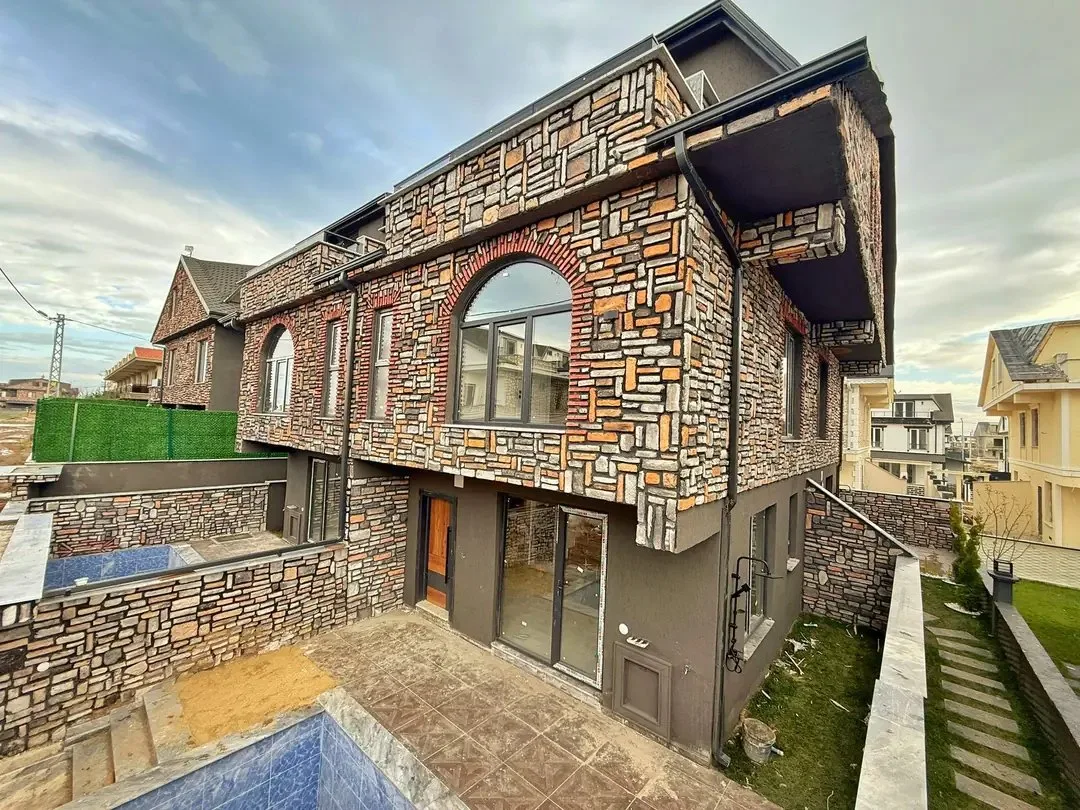 FIRSAT FİYAT, ÖN-ARKA CEPHE SEÇENEKLİ, HAVUZLU, TAŞ KONSEPT, LÜKS DİZAYN 3+1 TRİPLEKS VİLLA! KOCAALİ YAYLA MH