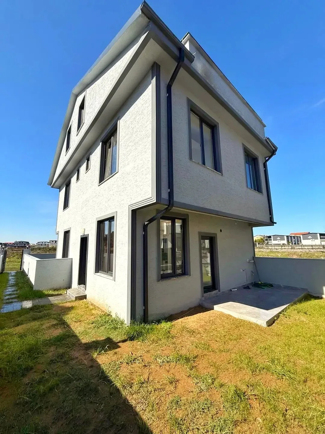 FİYAT/PERFORMANS, EBEVEYN BANYOLU, GENİŞ BAHÇE, YERDEN ISITMA, KOMPLE GRANİT ZEMİN 3+1 TRİPLEKS VİLLA! KOCAALİ ALANDERE MH