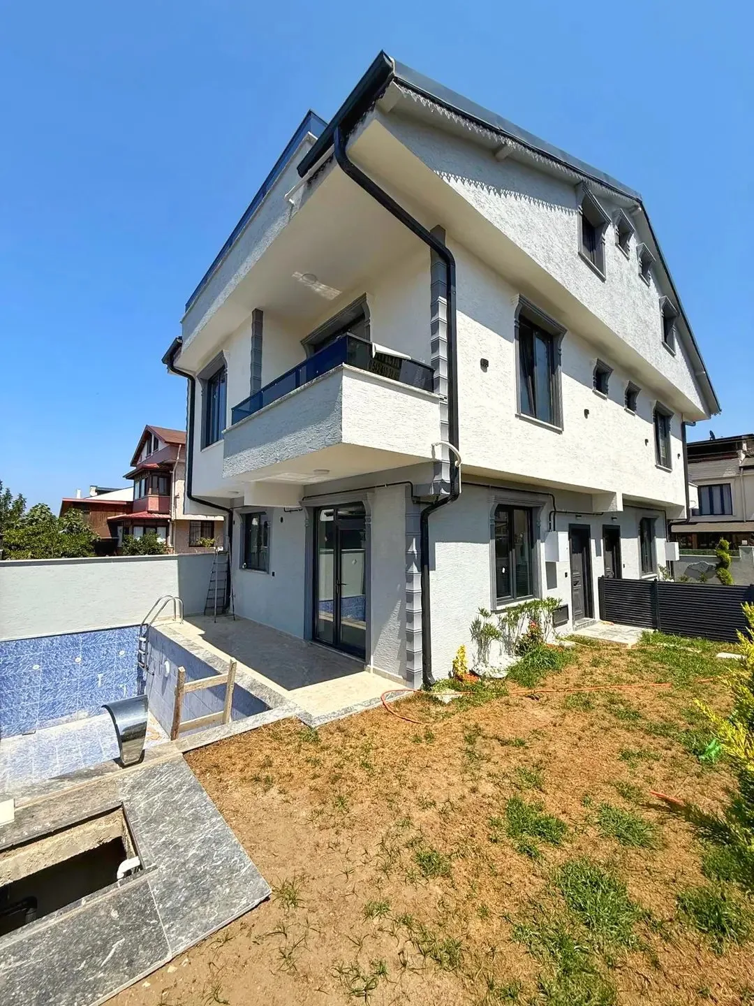 GENİŞ BAHÇE-BİNA KULLANIM ALANLI, HAVUZLU, MERKEZ PLAJ, PLAJA 80METRE, ARKA CEPHE 4+1 TRİPLEKS VİLLA! KOCAALİ YAYLA MH