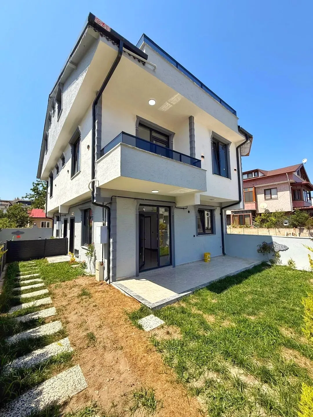 GENİŞ BAHÇE-BİNA KULLANIM ALANLI, MERKEZ PLAJ, PLAJA 80METRE, ÖN CEPHE 4+1 TRİPLEKS VİLLA! KOCAALİ YAYLA MH