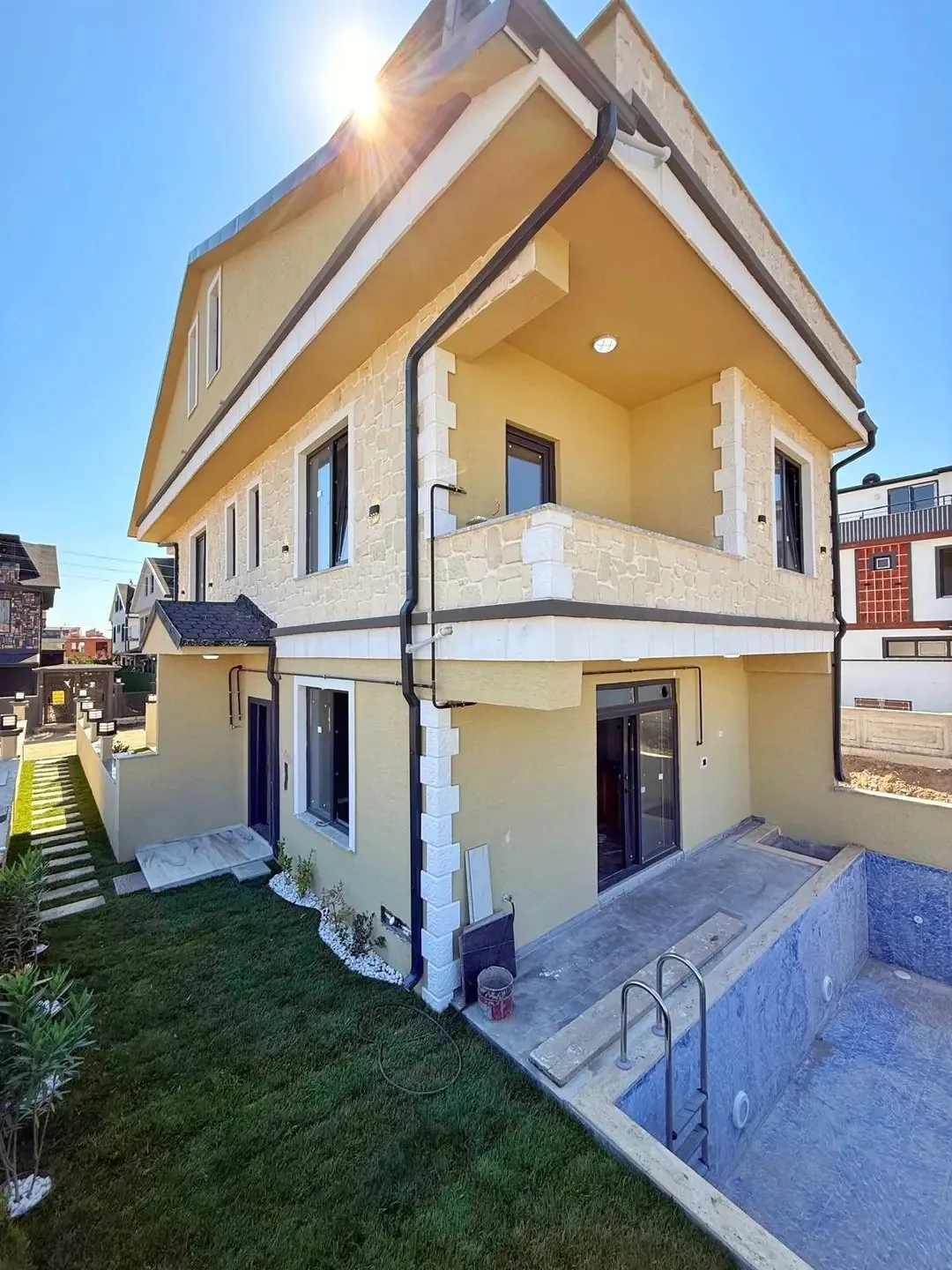 HAVUZLU, ALAÇATI TAŞ KONSEPT, ÖN-ARKA CEPHE SEÇENEKLİ, ARKA CEPHE 4+1 TRİPLEKS VİLLA! KOCAALİ ALANDERE MH