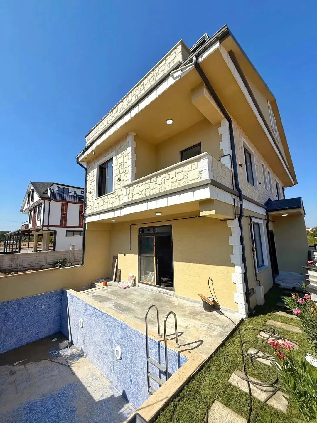 HAVUZLU, ALAÇATI TAŞ KONSEPT, ÖN-ARKA CEPHE SEÇENEKLİ, ÖN CEPHE 4+1 TRİPLEKS VİLLA! KOCAALİ ALANDERE MH