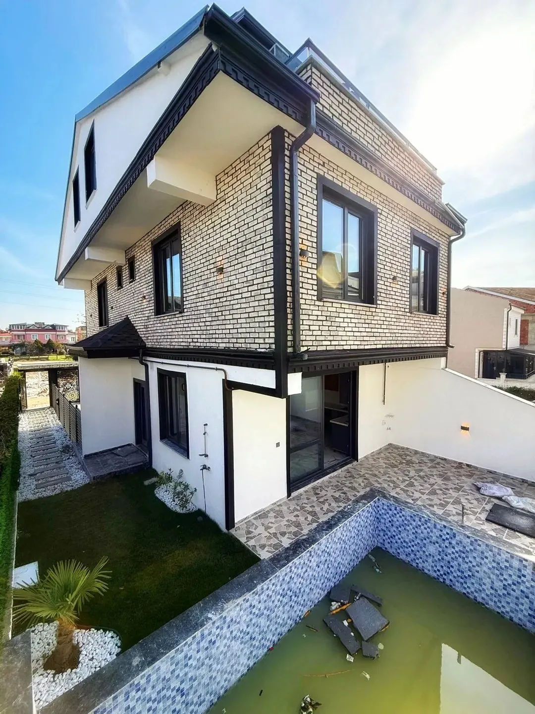 HAVUZLU, ARKA CEPHE, PLAJA 70METRE, LÜKS DİZAYN, YERDEN ISITMA 3+1 TRİPLEKS VİLLA! KOCAALİ ALANDERE MH