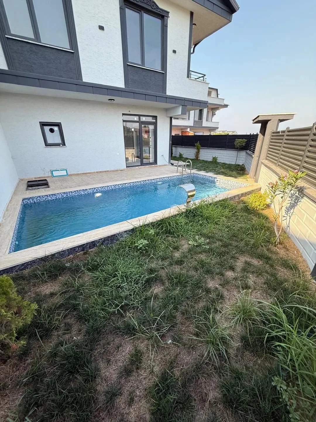 HAVUZLU, ÇİFT CEPHE GENİŞ BAHÇE, MERKEZ PLAJ, EBEVEYN BANYOLU 4+1 TRİPLEKS VİLLA! KOCAALİ YAYLA MH