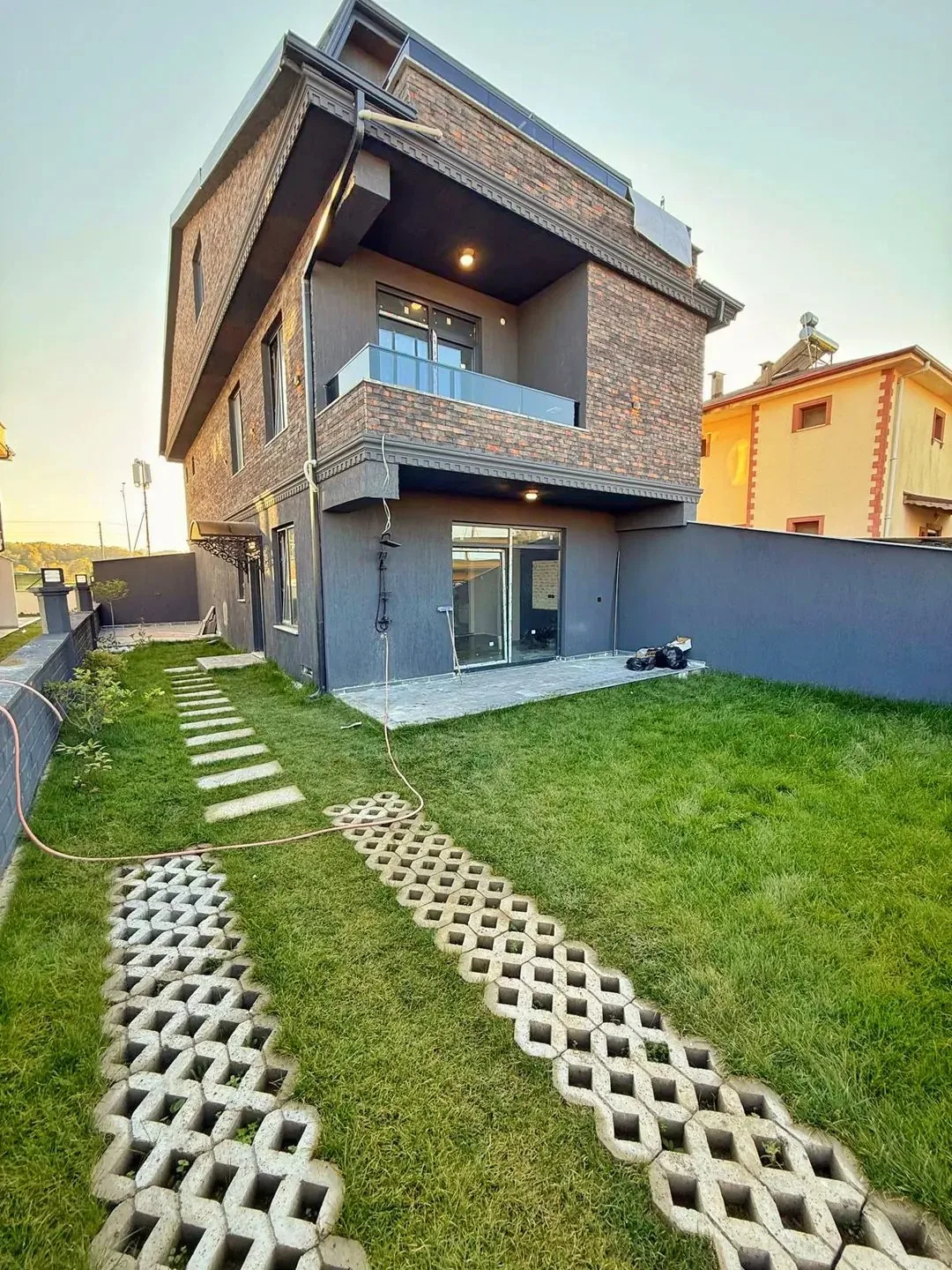 HAVUZLU, KENDİNE GARAJLI, ULTRA GENİŞ BAHÇE, LÜKS DİZAYN 4+1 TRİPLEKS VİLLA! KOCAALİ ALANDERE MH