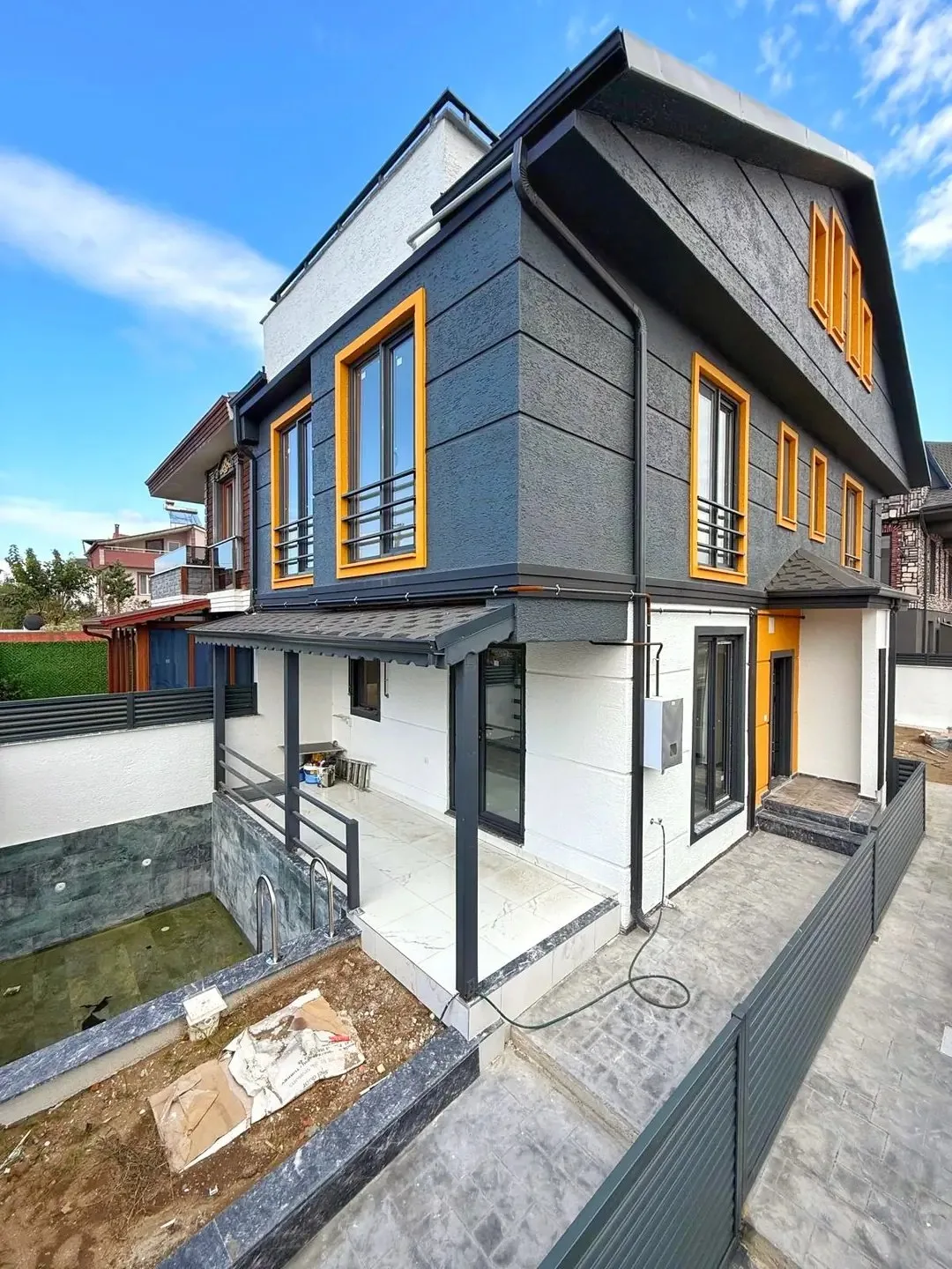 HAVUZLU, LÜKS DİZAYN, PLAJA 110METRE, ÖN-ARKA CEPHE SEÇENEKLİ 3+1 TRİPLEKS VİLLA! KOCAALİ ALANDERE MH