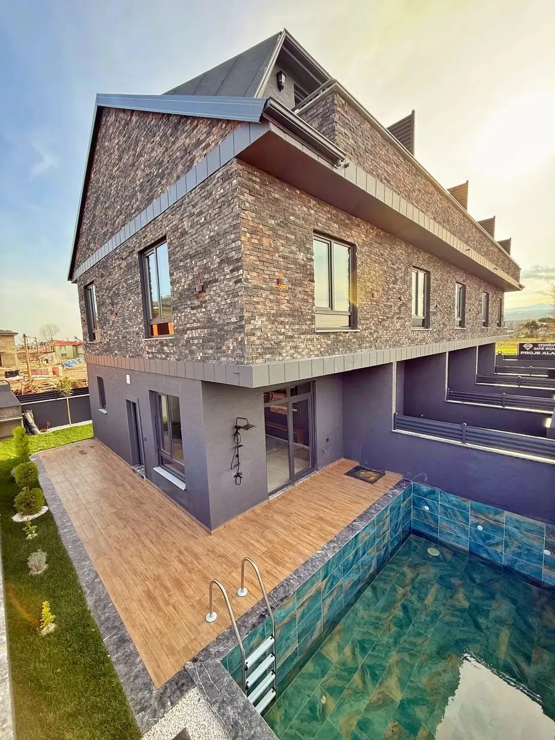 HAVUZLU, TAŞ KONSEPT, ANA YOLA CEPHE, YERDEN ISITMA, LÜKS DİZAYN 4+1 TRİPLEKS VİLLA! KOCAALİ YALI MH