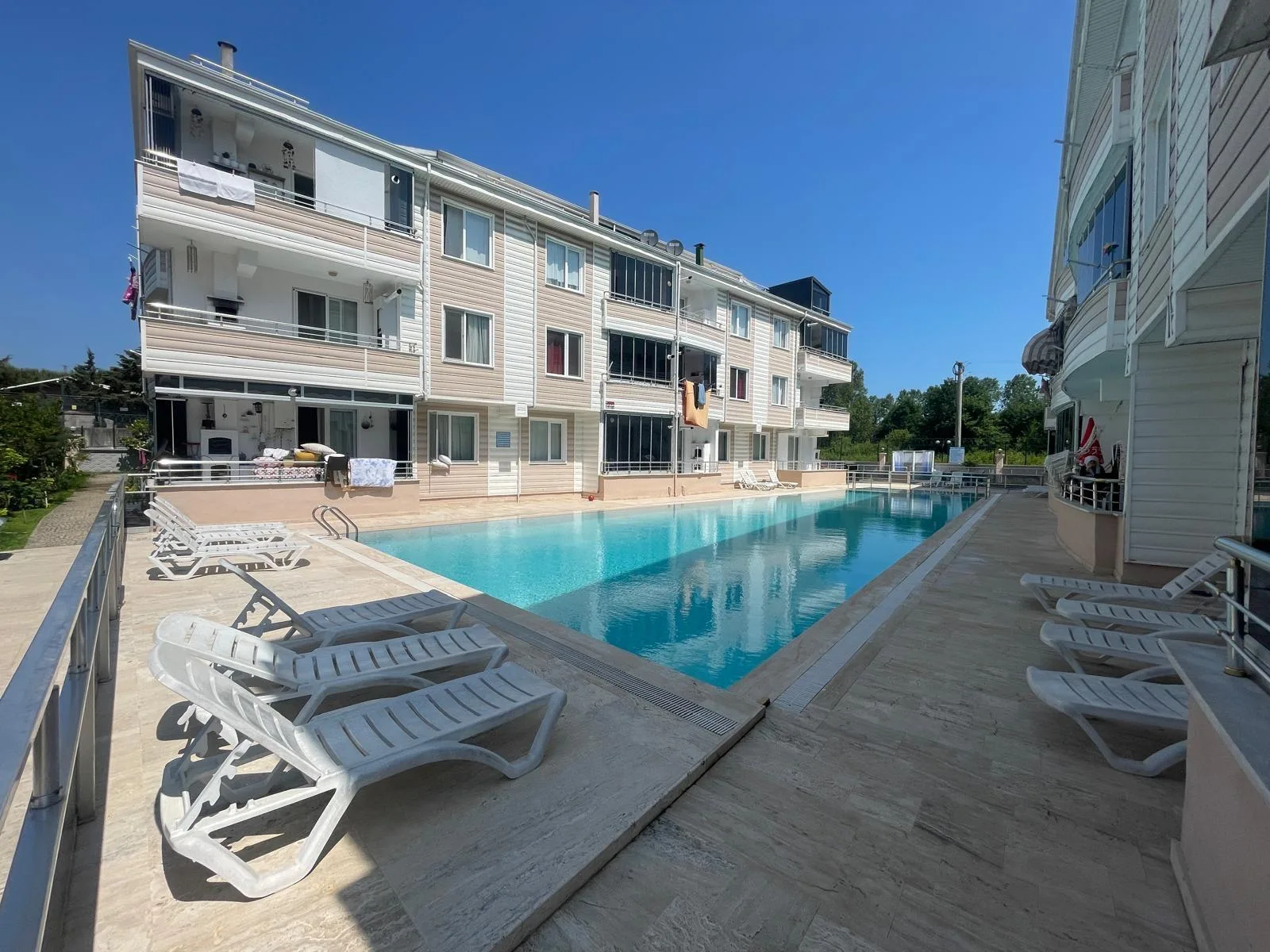 HAVUZLU SİTEDE YÜKSEK GİRİŞ AÇIK CEPHE CAM BALKONLU 1+1 SATILIK DAİRE