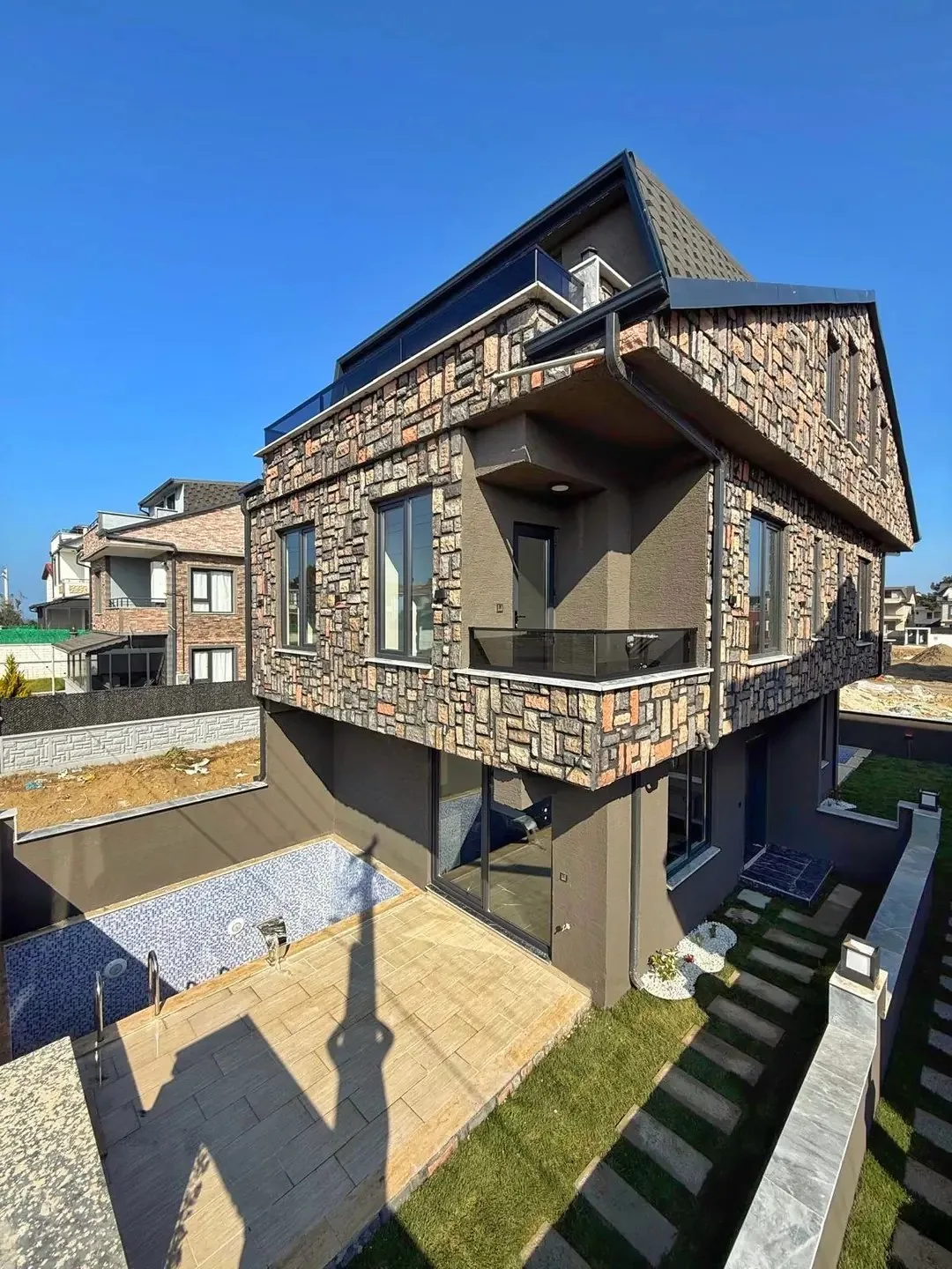 HAVUZLU, TERAS DENİZ MANZARALI, PLAJA 80 METRE, ÖN CEPHE LÜKS 3+1 TRİPLEKS VİLLA! KOCAALİ ALANDERE MH