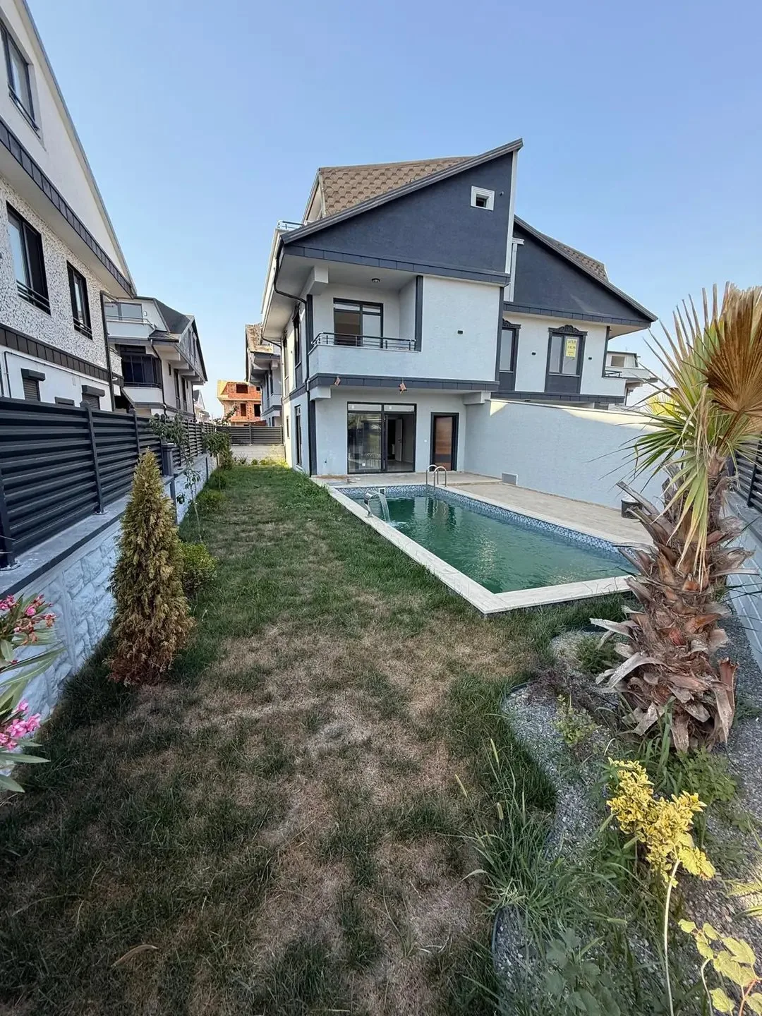 HAVUZLU, ULTRA BÜYÜK BAHÇE, MERKEZ PLAJ, EBEVEYN BANYOLU 4+1 TRİPLEKS VİLLA! KOCAALİ YAYLA MH