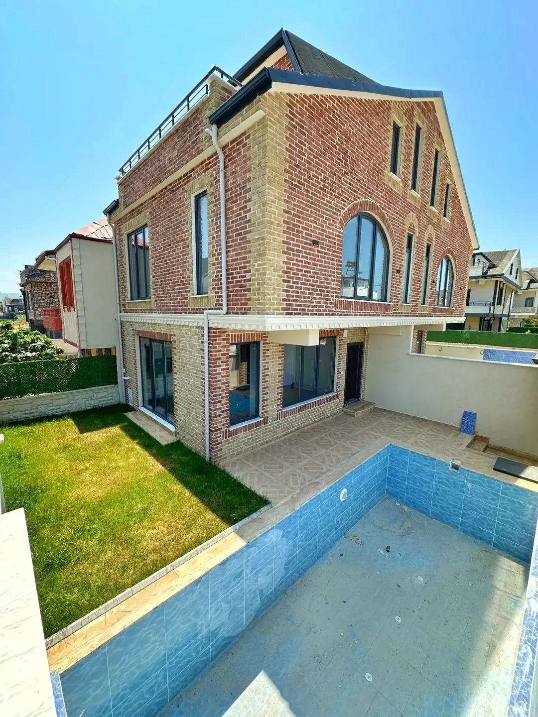 JAKUZİLİ, EBEVEYN BANYOLU, TAŞ KONSEPT, HAVUZLU, GENİŞ BAHÇE 3+1 TRİPLEKS VİLLA! KOCAALİ ALANDERE MH