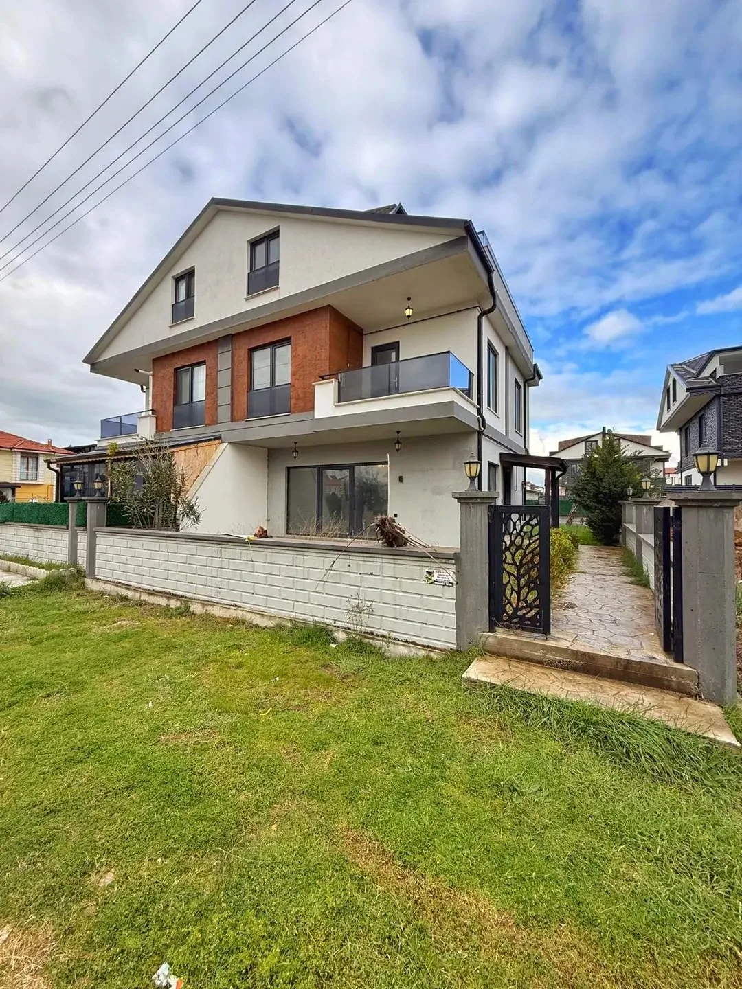 KAÇMAZ FİYAT, ULTRA GENİŞ 3 CEPHE BAHÇE, 20’LİK YOLA CEPHE, HAVUZ EKLENEBİLİR  4+1 TRİPLEKS VİLLA! KOCAALİ ALANDERE MH