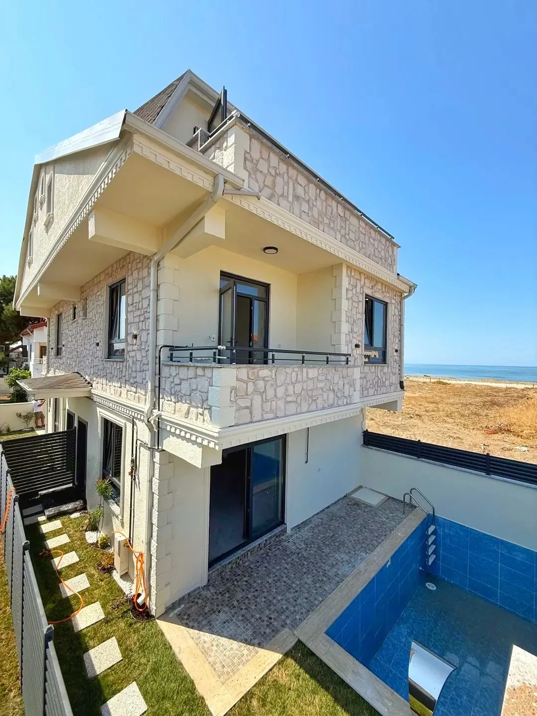 KAPANMAZ DENİZ MANZARALI, PLAJA 30METRE, ALAÇATI TAŞ KONSEPT, ÖN CEPHE, HAVUZLU 4+1 TRİPLEKS VİLLA! KOCAALİ ALANDERE MH