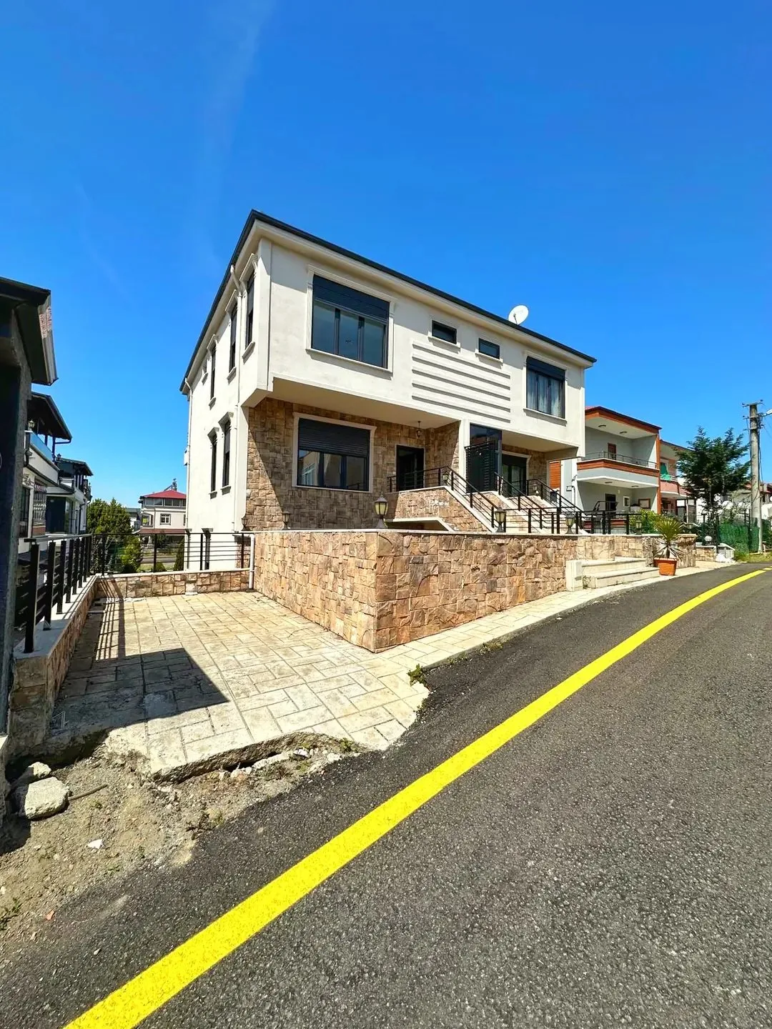 KENDİNE GARAJLI, LÜKS TAŞ KONSEPT TASARIM, MERKEZ PLAJ, GENİŞ BAHÇE ALANLI, HAVUZLU 4+1 TRİPLEKS VİLLA! KOCAALİ YALI MH