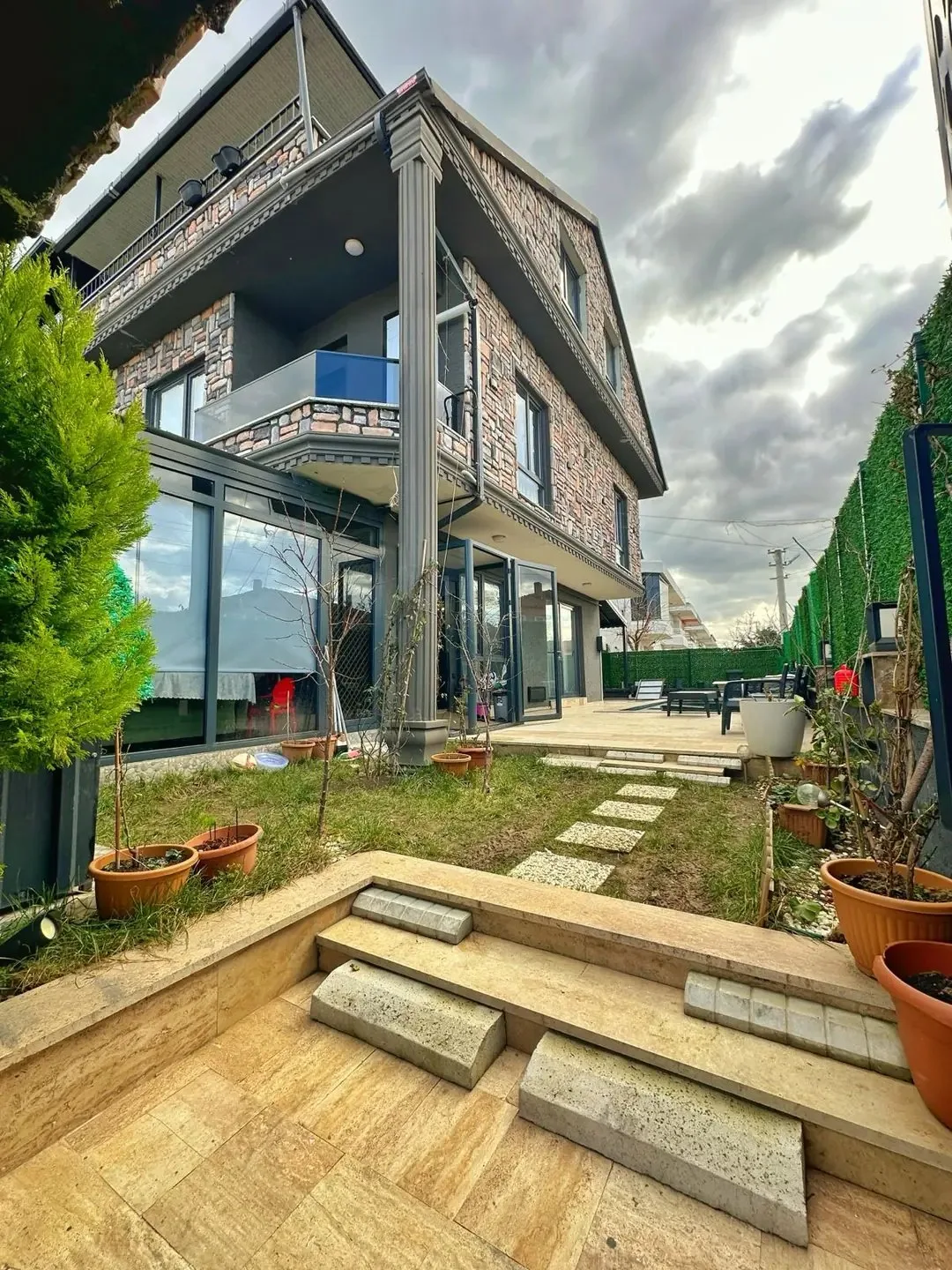 KIŞ BAHÇELİ, KÖŞE PARSEL, HAVUZLU, 3 EBEVEYN BANYOLU, ULTRA GENİŞ BAHÇE 4+1 TRİPLEKS VİLLA! KOCAALİ ALANDERE MH