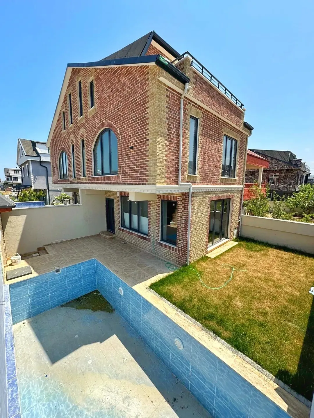 KÖŞE PARSEL, JAKUZİLİ, EBEVEYN BANYOLU, TAŞ KONSEPT, HAVUZLU, GENİŞ BAHÇE 3+1 TRİPLEKS VİLLA! KOCAALİ ALANDERE MH