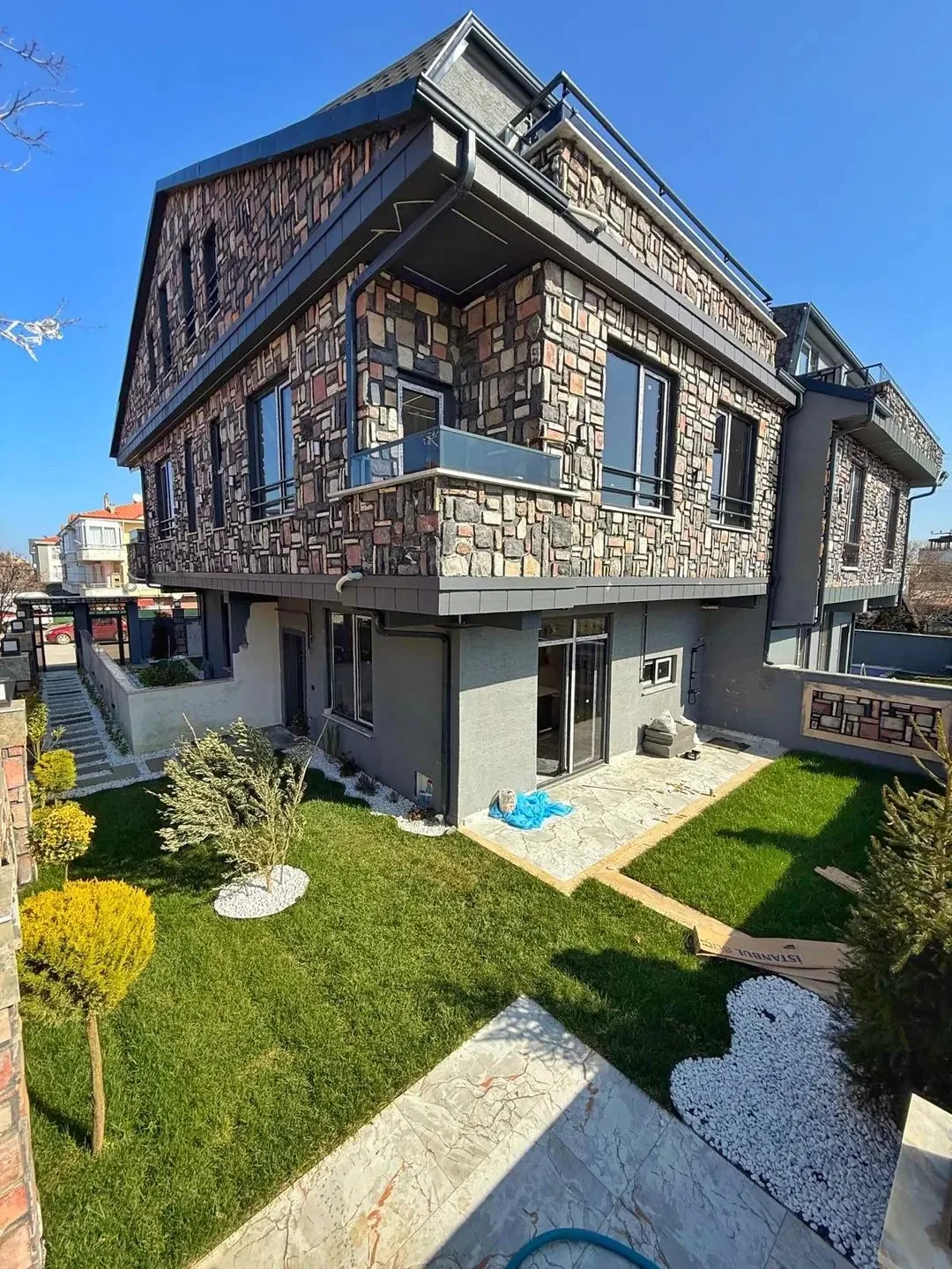 LÜKS DİZAYN, JAKUZİLİ, HAVUZLU, MERKEZ PLAJ, EBEVEYN BANYOLU 3+1 TRİPLEKS VİLLA! KOCAALİ YALI MH