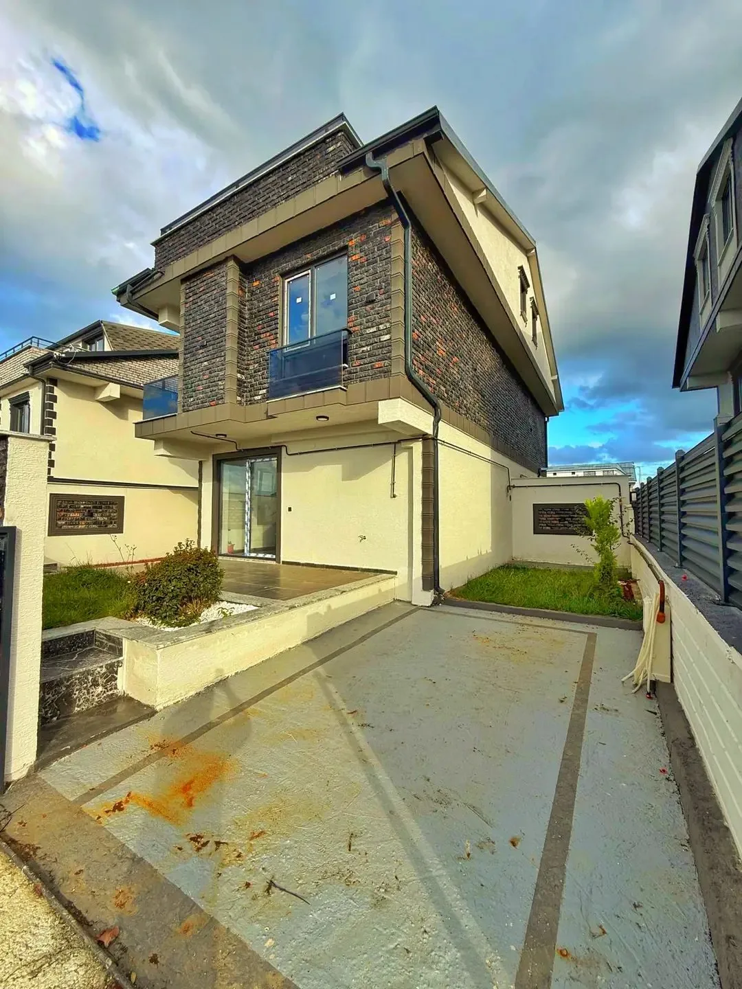 LÜKS DİZAYN, KENDİNE GARAJLI, ÖN CEPHE, YERDEN ISITMA 4+1 TRİPLEKS VİLLA! KOCAALİ ALANDERE MH