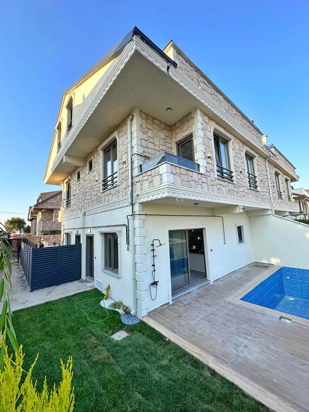 LÜKS DİZAYN, MERKEZ PLAJ, ALAÇATI TAŞ KONSEPT, ARKA CEPHE, HAVUZLU 4+1 TRİPLEKS VİLLA! KOCAALİ YALI MH