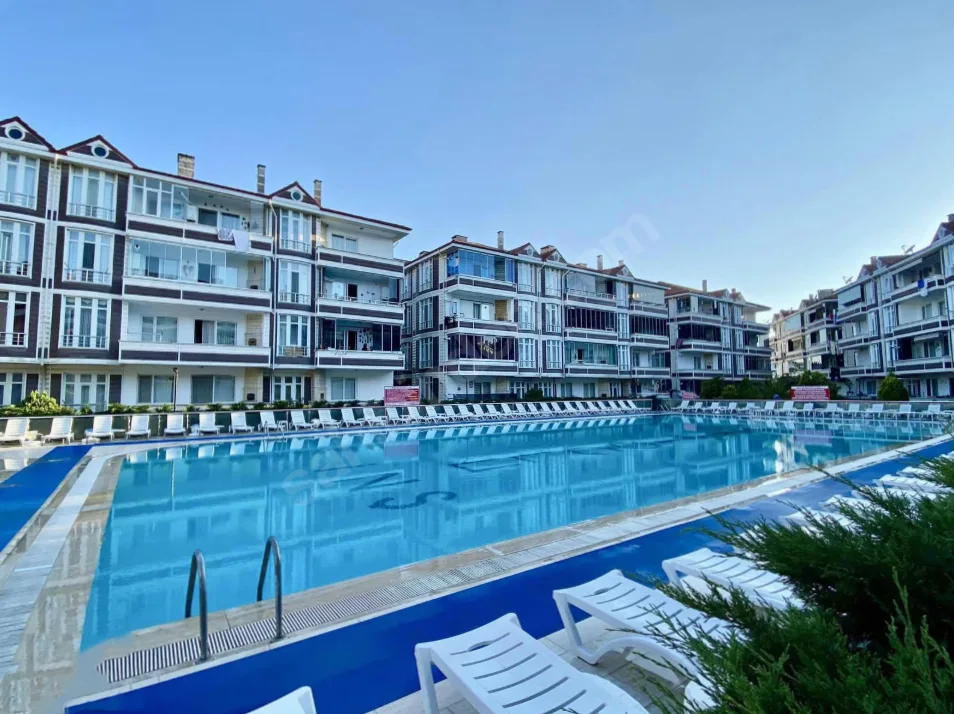KARASUDA DENİZE 150 METRE MESAFEDE LÜKS SİTEDE 2+1 HAVUZLU DAİRE