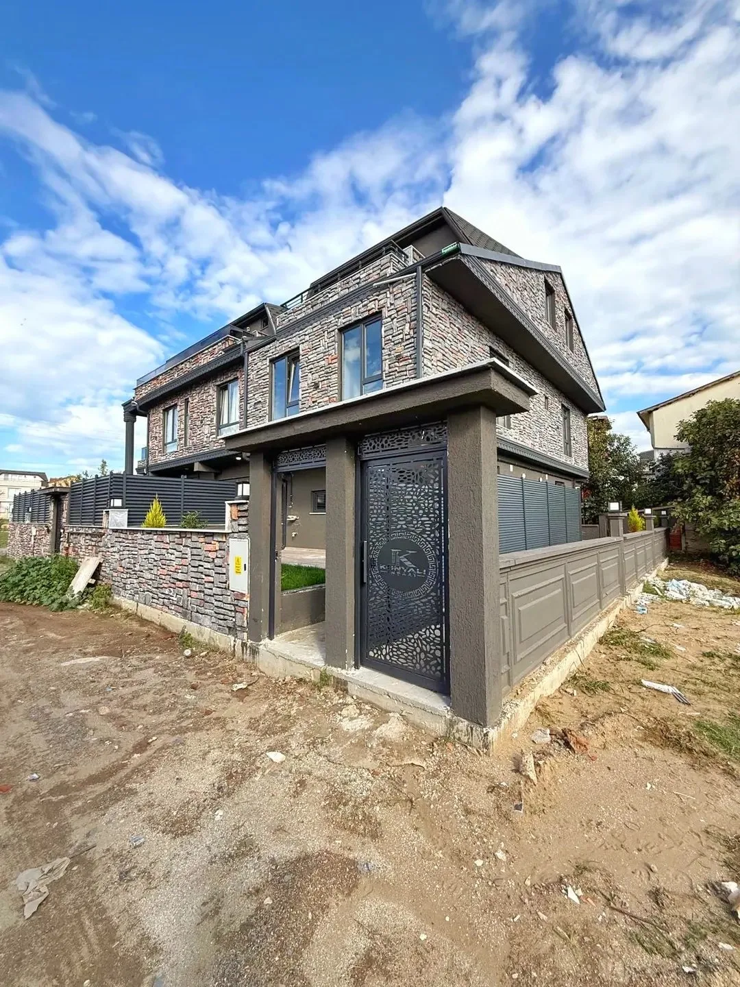 LÜKS DİZAYN, MERKEZ PLAJ, EBEVEYN BANYOLU, KOMPLE GRANİT ZEMİN 3+1 TRİPLEKS VİLLA! KOCAALİ YALI MH