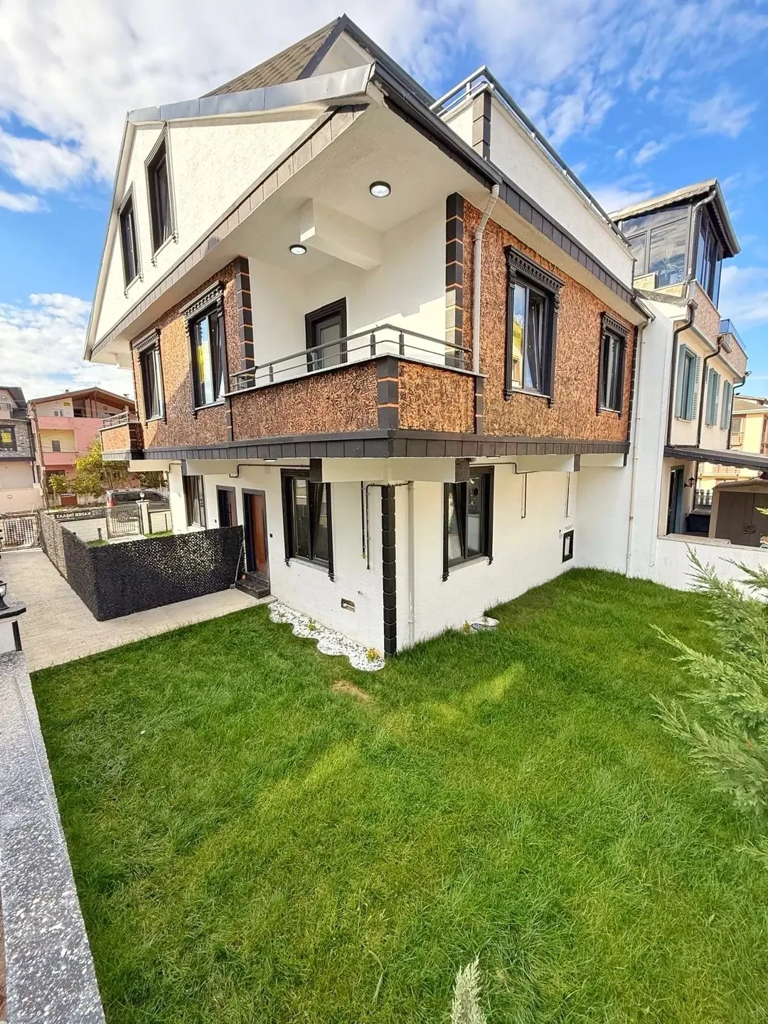 MERKEZ PLAJ, ARKA CEPHE, EBEVEYN BANYOLU, KOMPLE GRANİT ZEMİN 4+1 TRİPLEKS VİLLA! KOCAALİ YALI MH