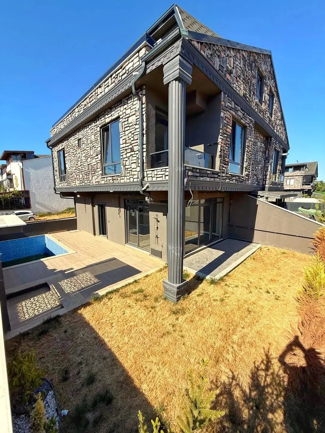 MERKEZ PLAJ, HAVUZLU, GENİŞ BAHÇE-BİNA ALANLI, LÜKS DİZAYN 4+1 TRİPLEKS VİLLA! KOCAALİ YALI MH