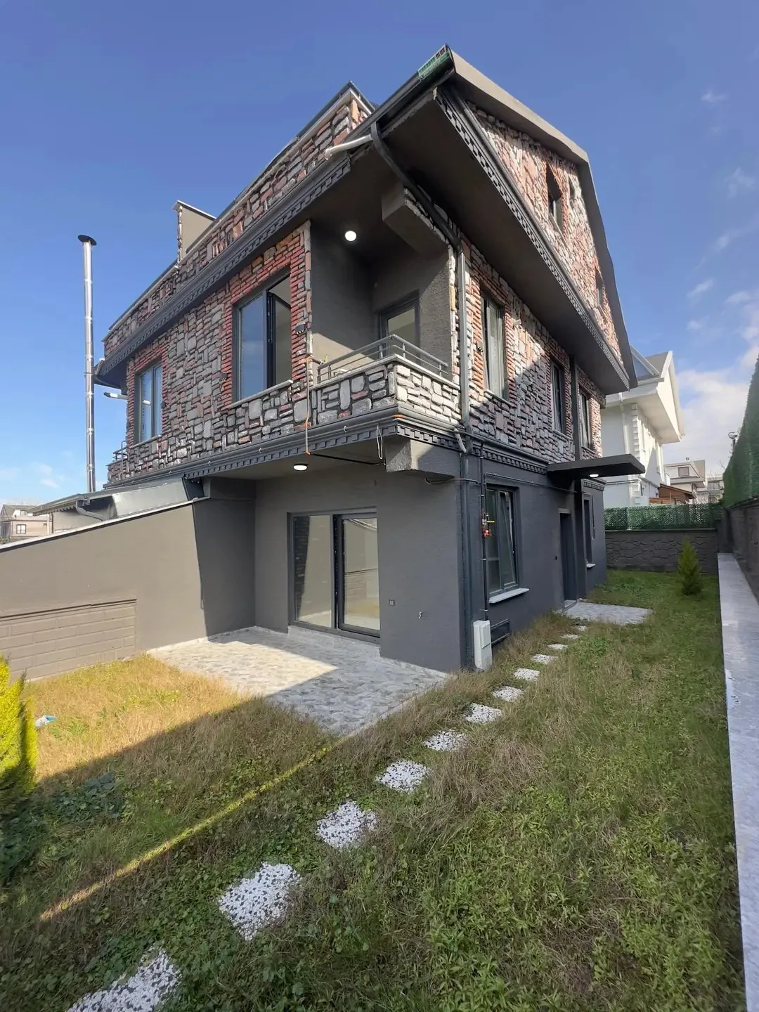 MERKEZ PLAJ, MÜSTAKİL GENİŞ 3 CEPHE BAHÇE, YERDEN ISITMA 4+1 TRİPLEKS VİLLA! YALI MH