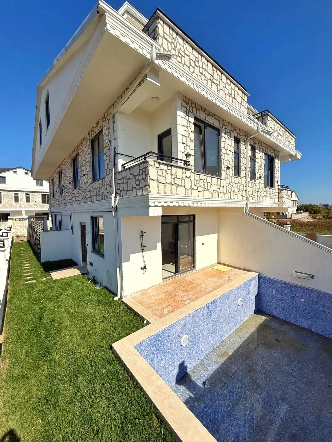 MERKEZ PLAJ, ÖN-ARKA CEPHE SEÇENEKLİ-ARKA, ALAÇATI TAŞ KONSEPT 4+1 TRİPLEKS VİLLA! KOCAALİ YAYLA MH