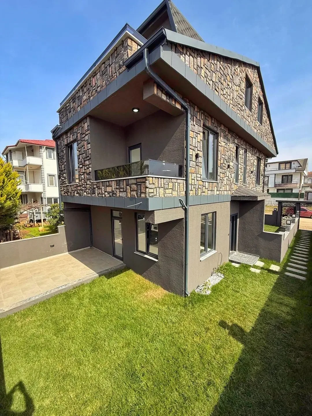 MERKEZ PLAJ, ÖN-ARKA CEPHE SEÇENEKLİ-ARKA, EBEVEYN BANYO 3+1 TRİPLEKS VİLLA! KOCAALİ YALI MH