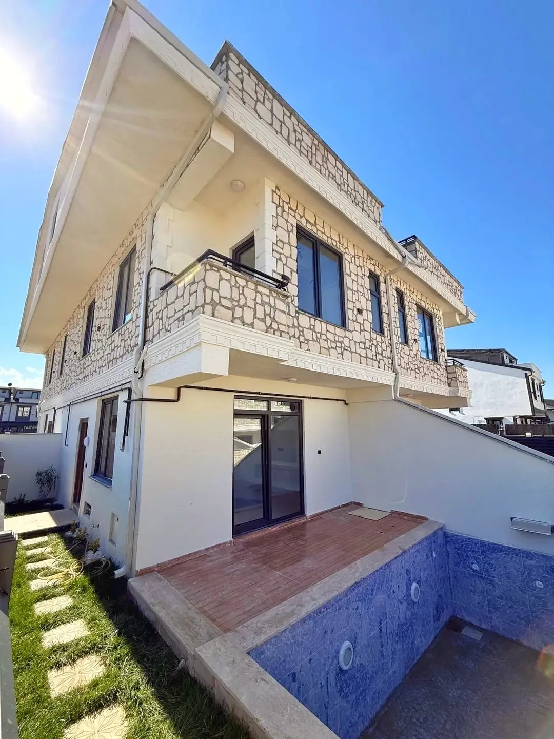 MERKEZ PLAJ, ÖN-ARKA CEPHE SEÇENEKLİ-ÖN, ALAÇATI TAŞ KONSEPT 4+1 TRİPLEKS VİLLA! KOCAALİ YAYLA MH