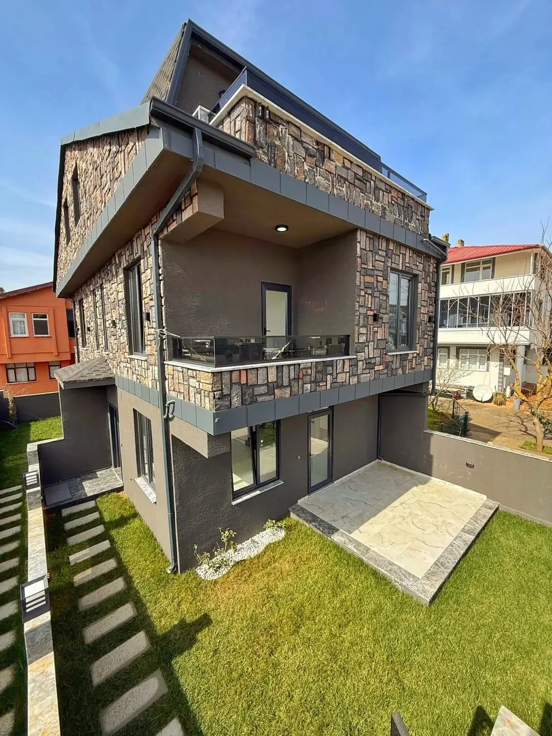 MERKEZ PLAJ, ÖN-ARKA CEPHE SEÇENEKLİ-ÖN, EBEVEYN BANYO 3+1 TRİPLEKS VİLLA! KOCAALİ YALI MH