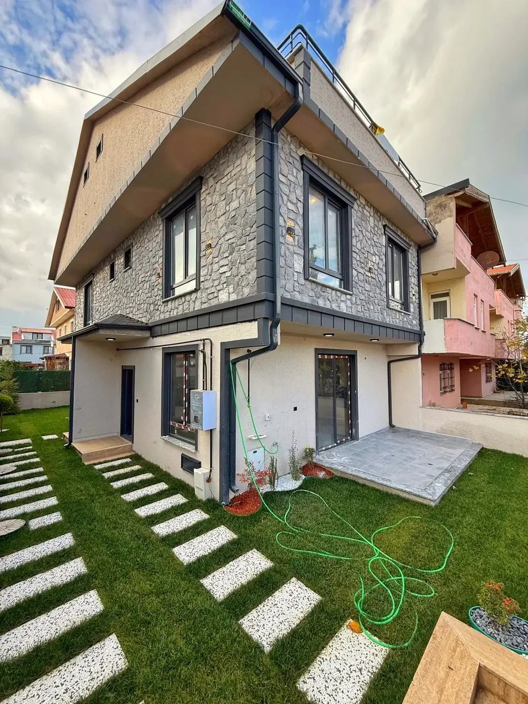 MERKEZ PLAJ, ÖN-ARKA CEPHE SEÇENEKLİ-ÖN, LÜKS DİZAYN, YERDEN ISITMA 4+1 TRİPLEKS VİLLA! KOCAALİ YALI MH