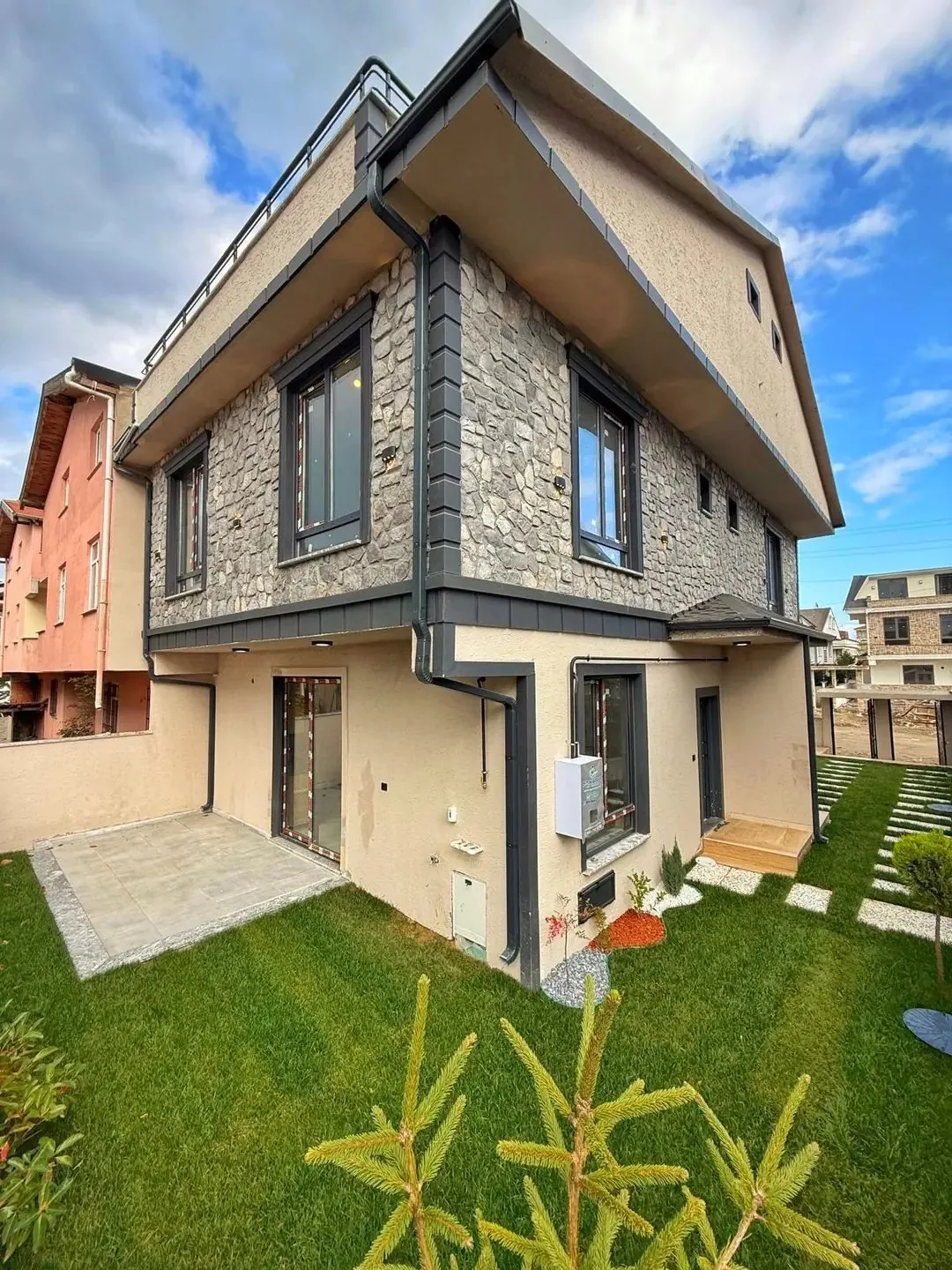 MERKEZ PLAJ, ÖN-ARKA CEPHE SEÇENEKLİ-ÖN, LÜKS DİZAYN, YERDEN ISITMA 4+1 TRİPLEKS VİLLA! KOCAALİ YALI MH