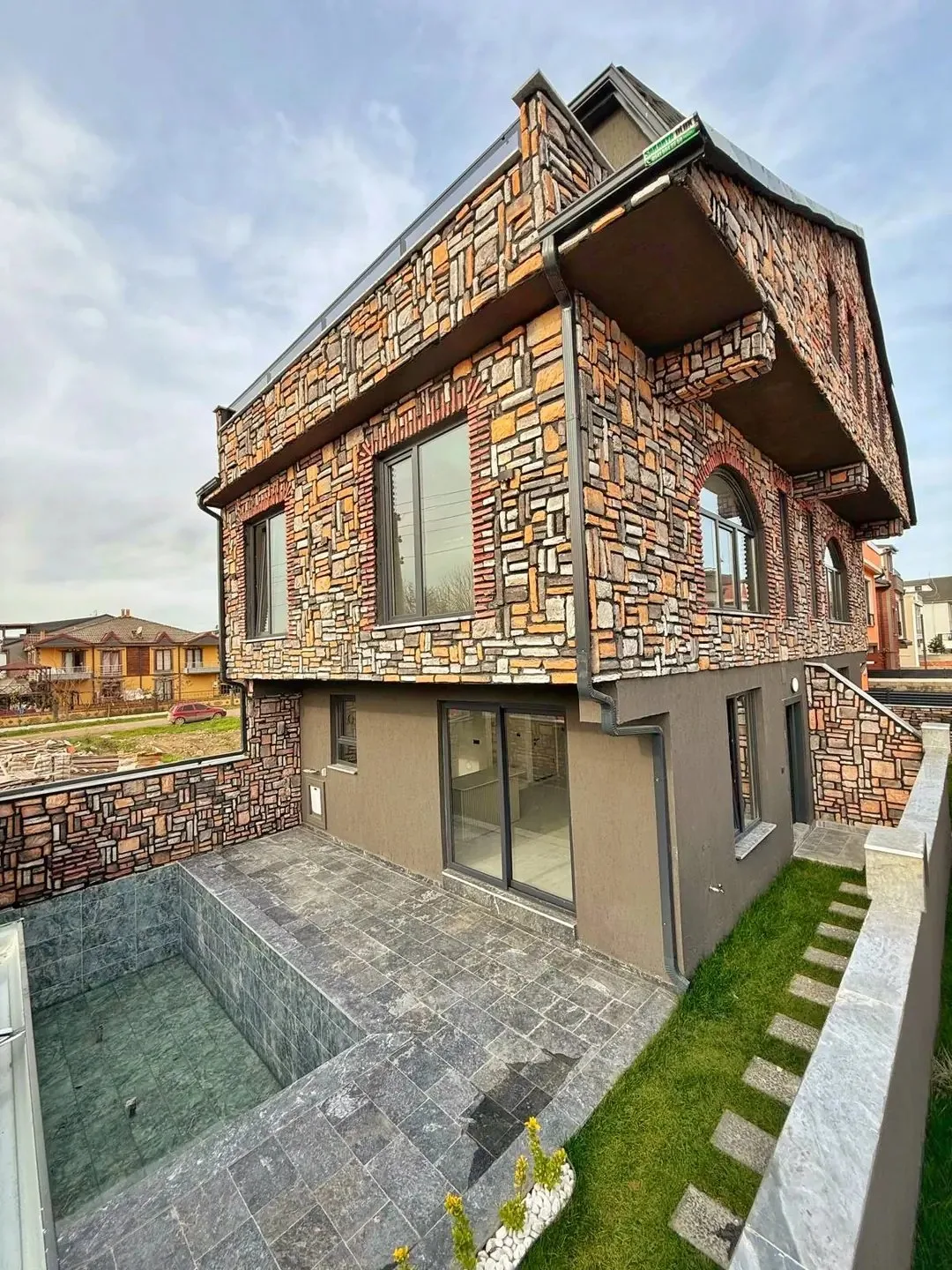 ÖN CEPHE, HAVUZLU, LÜKS DİZAYN, EBEVEYN BANYO, MERKEZ PLAJ 4+1 TRİPLEKS VİLLA! KOCAALİ YALI MH