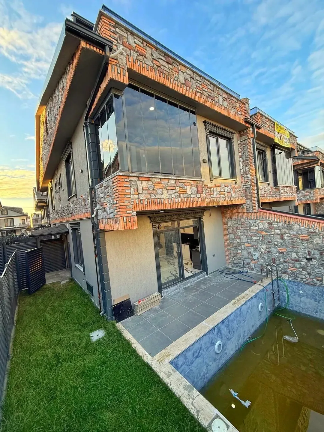 ÖN CEPHE, HAVUZLU, TAŞ KONSEPT, EBEVEYN BANYOLU, YERDEN ISITMA 4+1 TRİPLEKS VİLLA! KOCAALİ ALANDERE MH