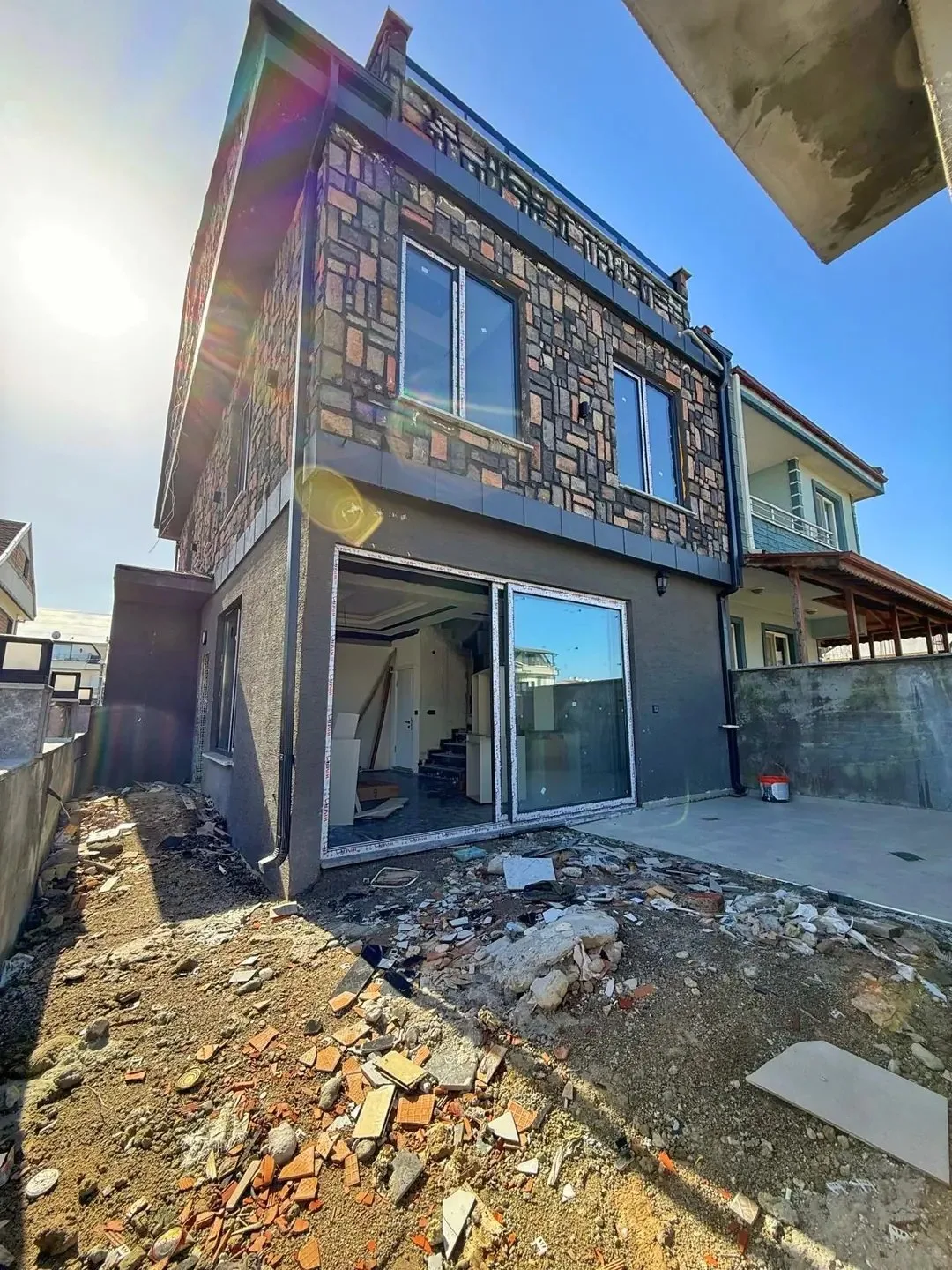 PLAJA 120METRE, ÖN CEPHE, KOMPLE GRANİT ZEMİN, YERDEN ISITMA(DOGALGAZ) 3+1 TRİPLEKS VİLLA! KOCAALİ ALANDERE MH