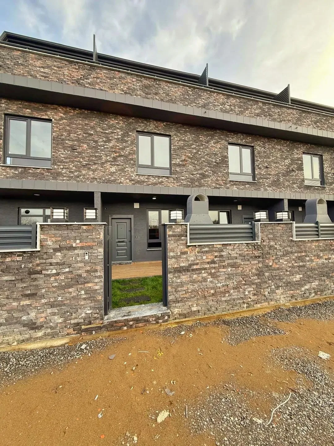 TAŞ KONSEPT, ÇİFT BAHÇELİ, EK ÇAMAŞIR ODALI, ANA YOLA CEPHE, YERDEN ISITMA, LÜKS DİZAYN 4+1 TRİPLEKS VİLLA! KOCAALİ YALI MH