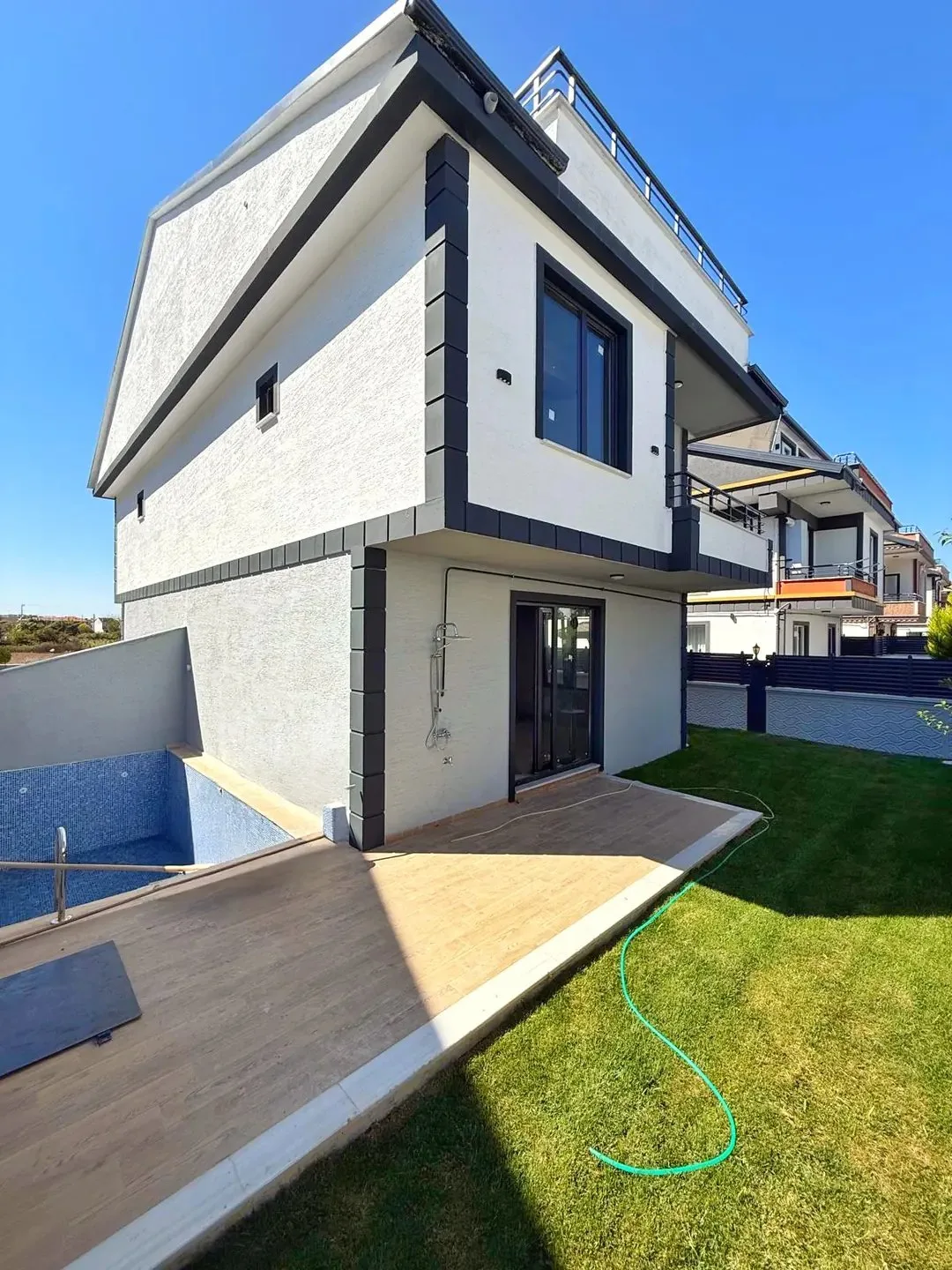 FIRSAT! PAZARLIKSIZ! ULTRA GENİŞ BAHÇE-BİNA ALANLI, ARKA CEPHE, ÜNİVERSİTE YANI, 144M2 KENDİ ARSASI, HAVUZLU 4+1 TRİPLEKS VİLLA! KOCAALİ ALANDERE MH