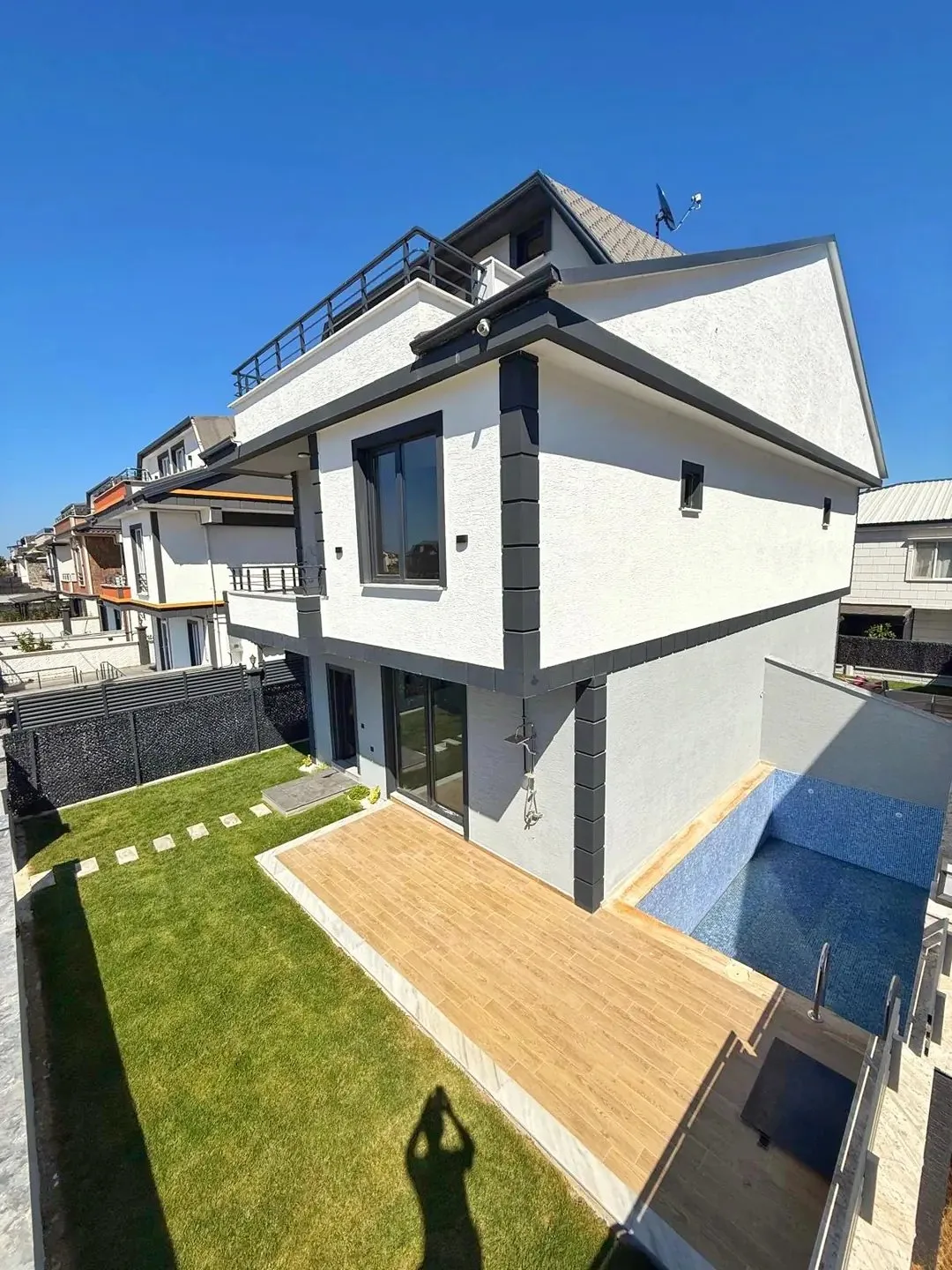 FIRSAT! PAZARLIKSIZ! ULTRA GENİŞ BİNA ALANLI, ÖN CEPHE, ÜNİVERSİTE YANI, 144M2 KENDİ ARSASI, HAVUZLU 4+1 TRİPLEKS VİLLA! KOCAALİ ALANDERE MH